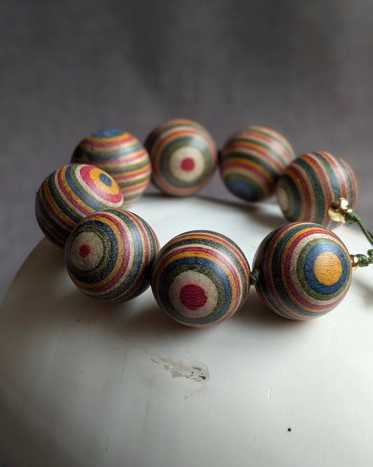 Bracelet ethnique Vrinda en bois peint polychrome 70's agate et lapis lazuli