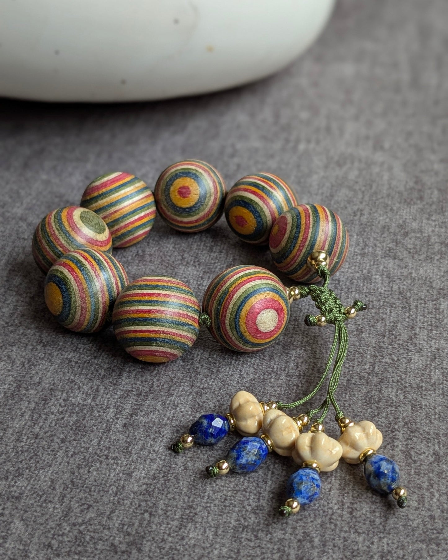 Pampilles en lapis-lazuli bleu profond et agate naturelle sur cordon kaki