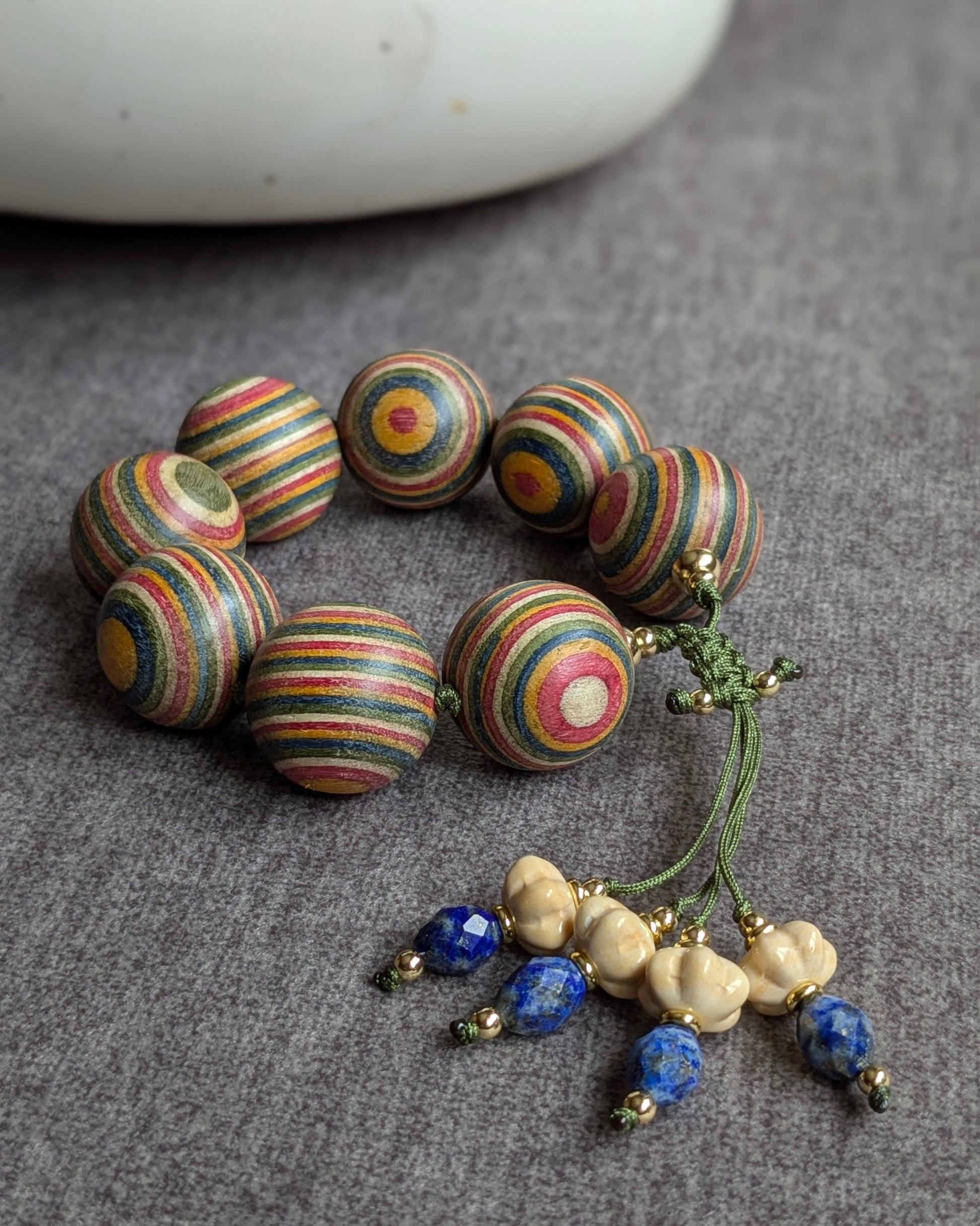 Pampilles en lapis-lazuli bleu profond et agate naturelle sur cordon kaki