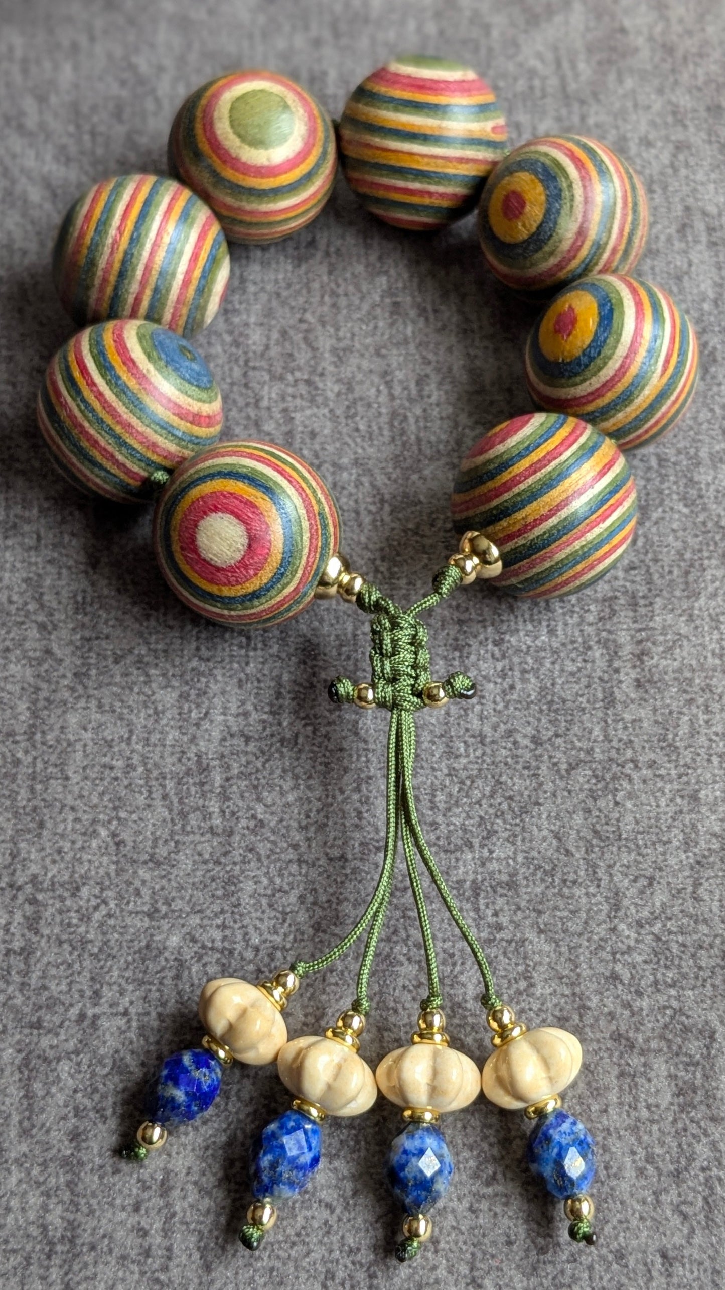 Détail perles oversize 20mm bois peint motifs concentriques multicolores bracelet vrinda