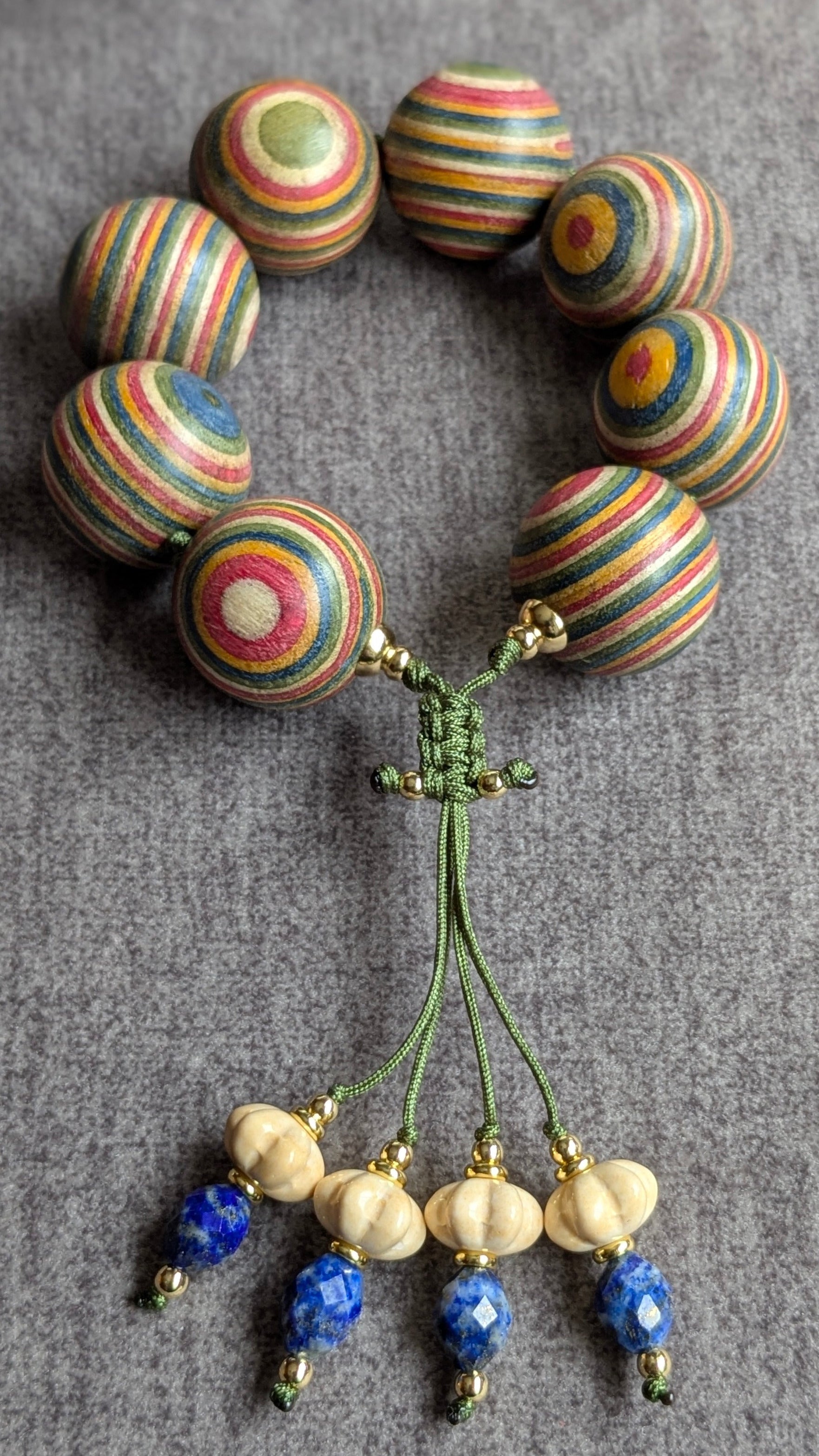 Détail perles oversize 20mm bois peint motifs concentriques multicolores bracelet vrinda