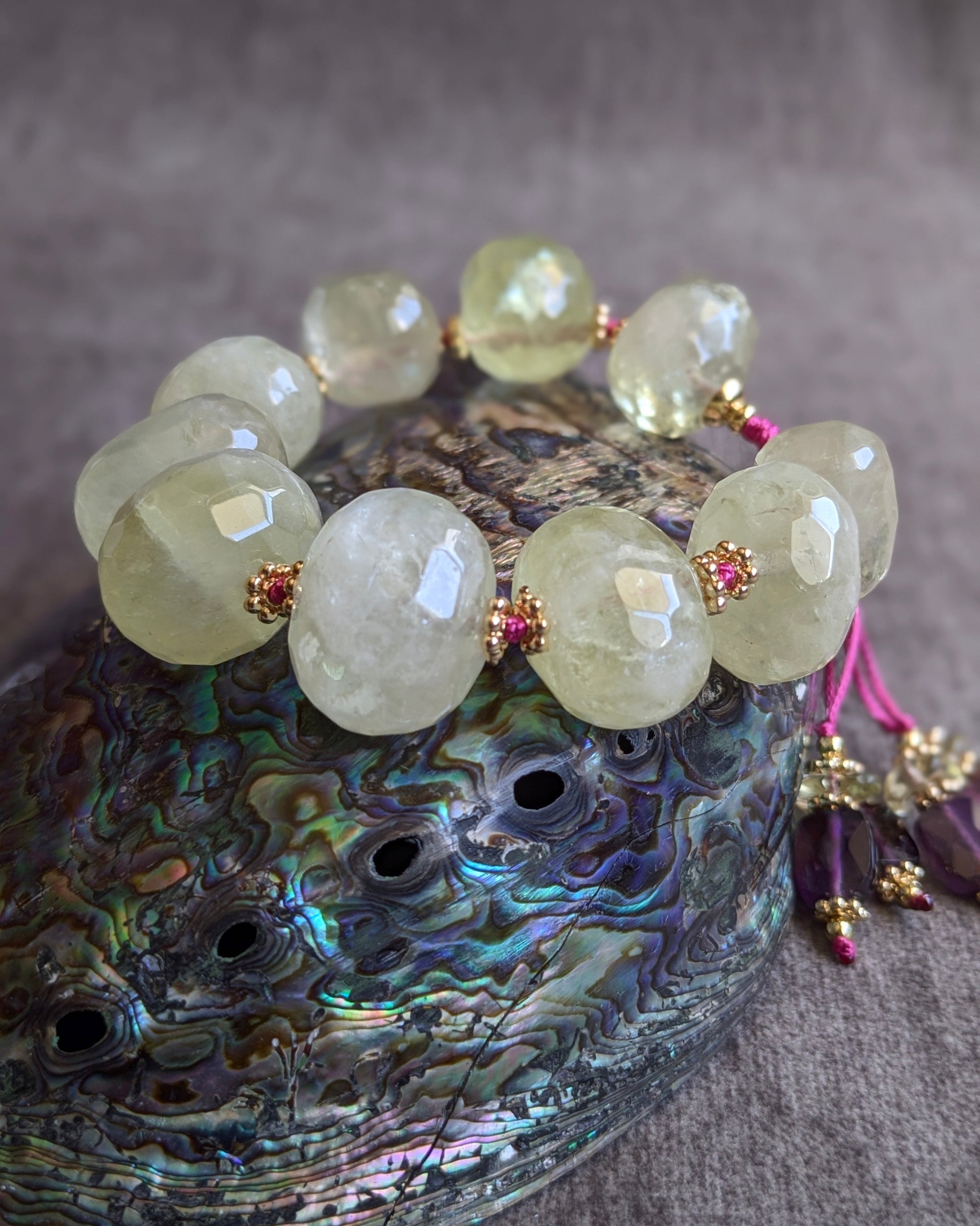 Gros plan sur les éclats de lumière et la transparence des quartz lemon du bracelet Zarvika