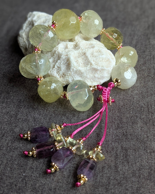 Bracelet Zarvika avec larges nuggets de quartz lemon facettés et cordon fuchsia électrique