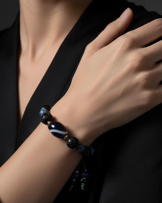 Alliance texturée du jaspe sésame et de l'agate bleu nuit teintée.