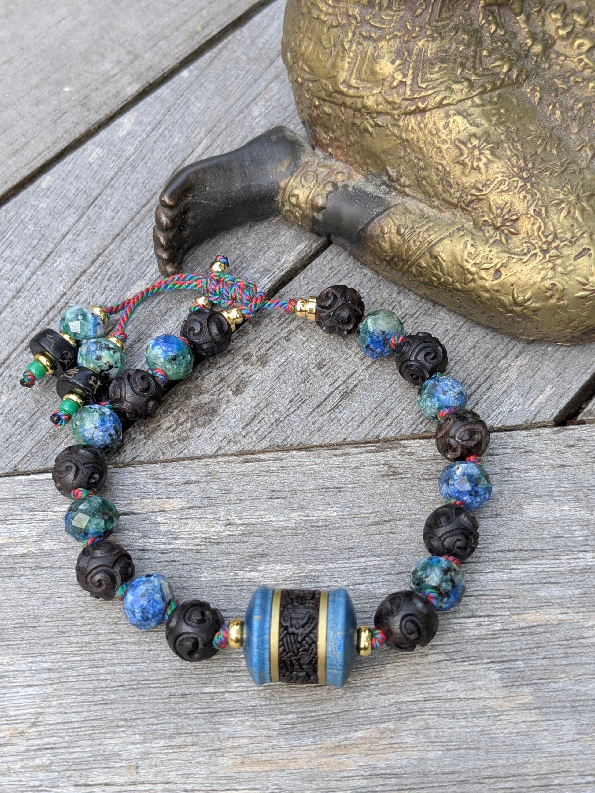 Bracelet Shaila est un ornement bouddhiste avec pierres naturelles et perles de prières du Tibet, fait à la main en France