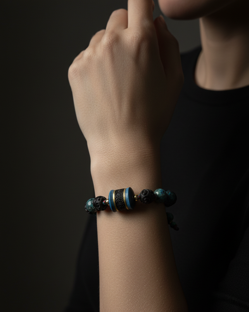 Bracelet Shaila en santal noir gravé et jaspe sésame, collection Bodhi Bliss.