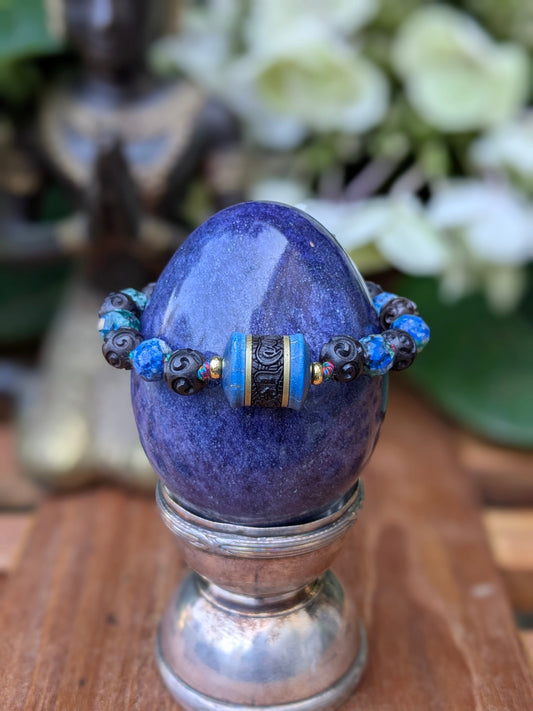 Bracelet Shaila est un ornement bouddhiste avec pierres naturelles et perles de prières du Tibet, fait à la main en France