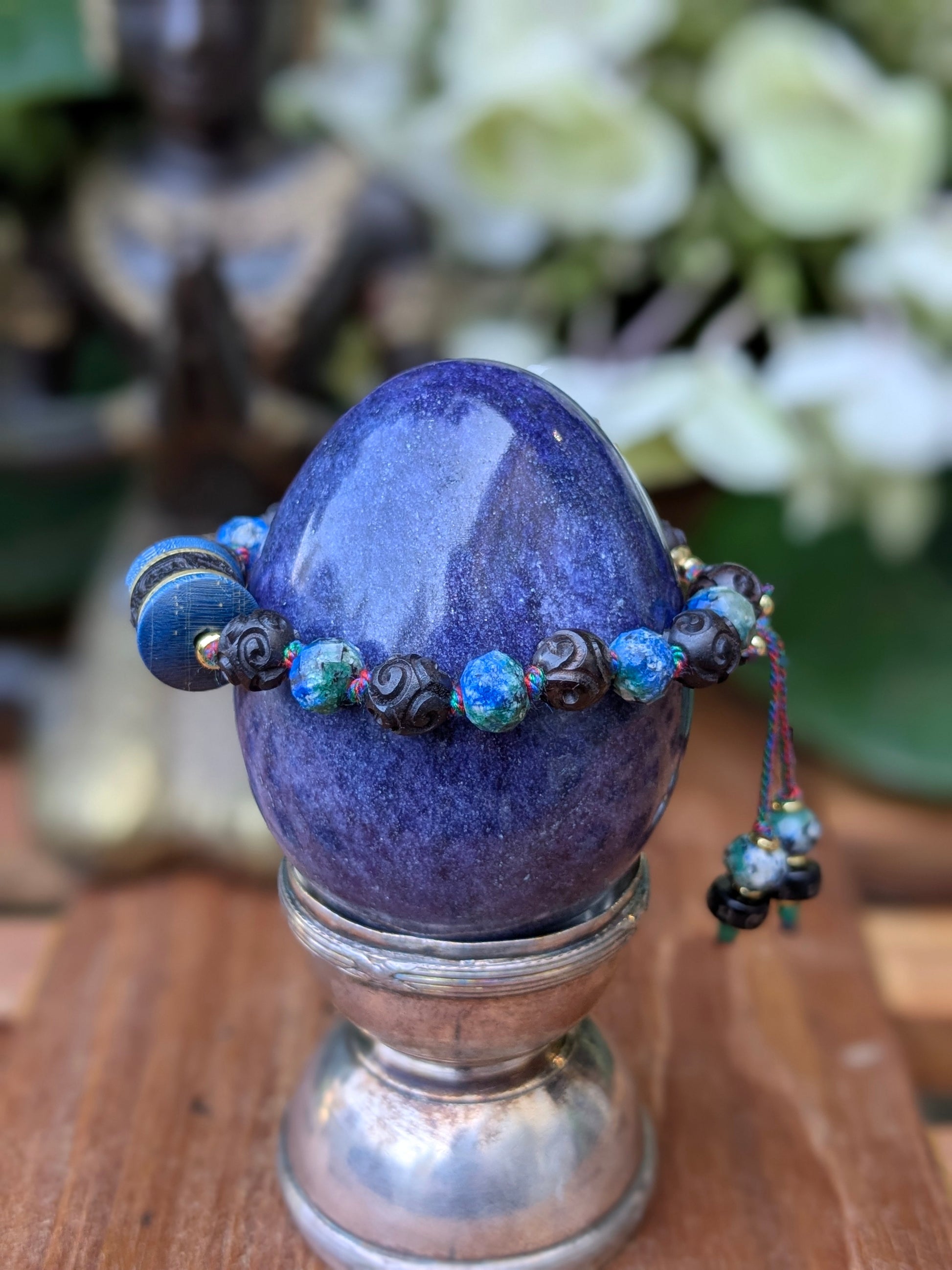 Bracelet Shaila est un ornement bouddhiste avec pierres naturelles et perles de prières du Tibet, fait à la main en France