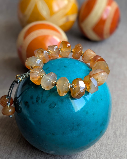 Bracelet artisanal Surya Céladon en cornaline miel et cordon macramé Mudrā