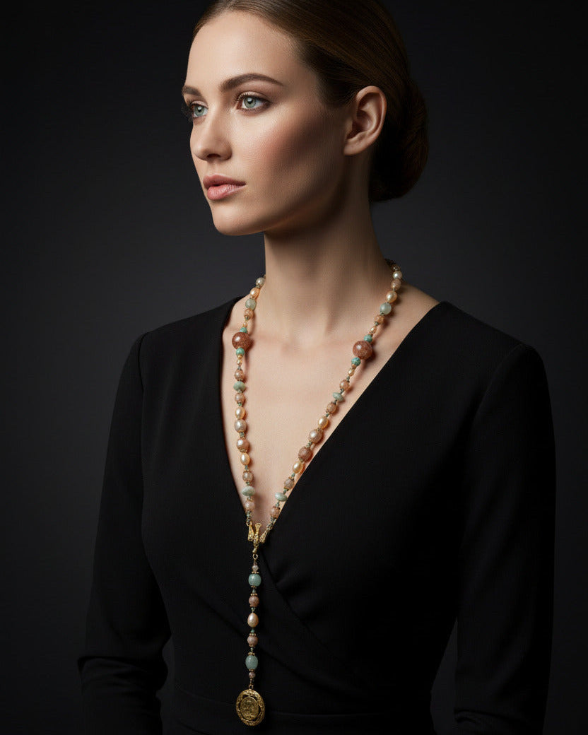Chapelet mystique aérien en pierres naturelles pastel et médailles patinées, montage artisanal de l'Atelier Mudrā.