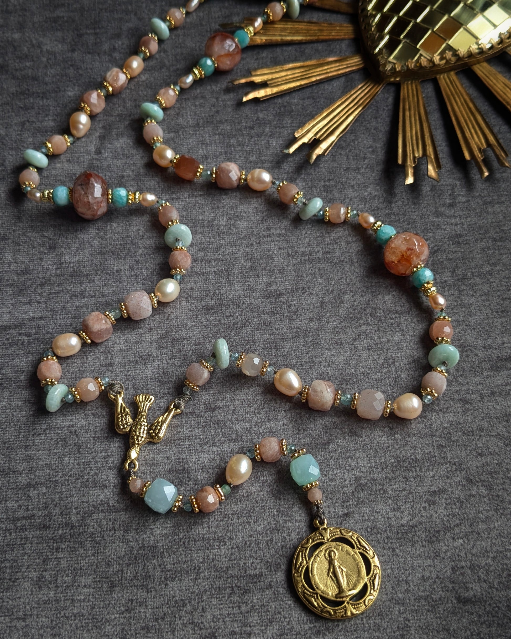 Création artisanale française de 59 grains noués, alliant la texture nacrée des perles de culture et l'éclat matinal des pierres fines.