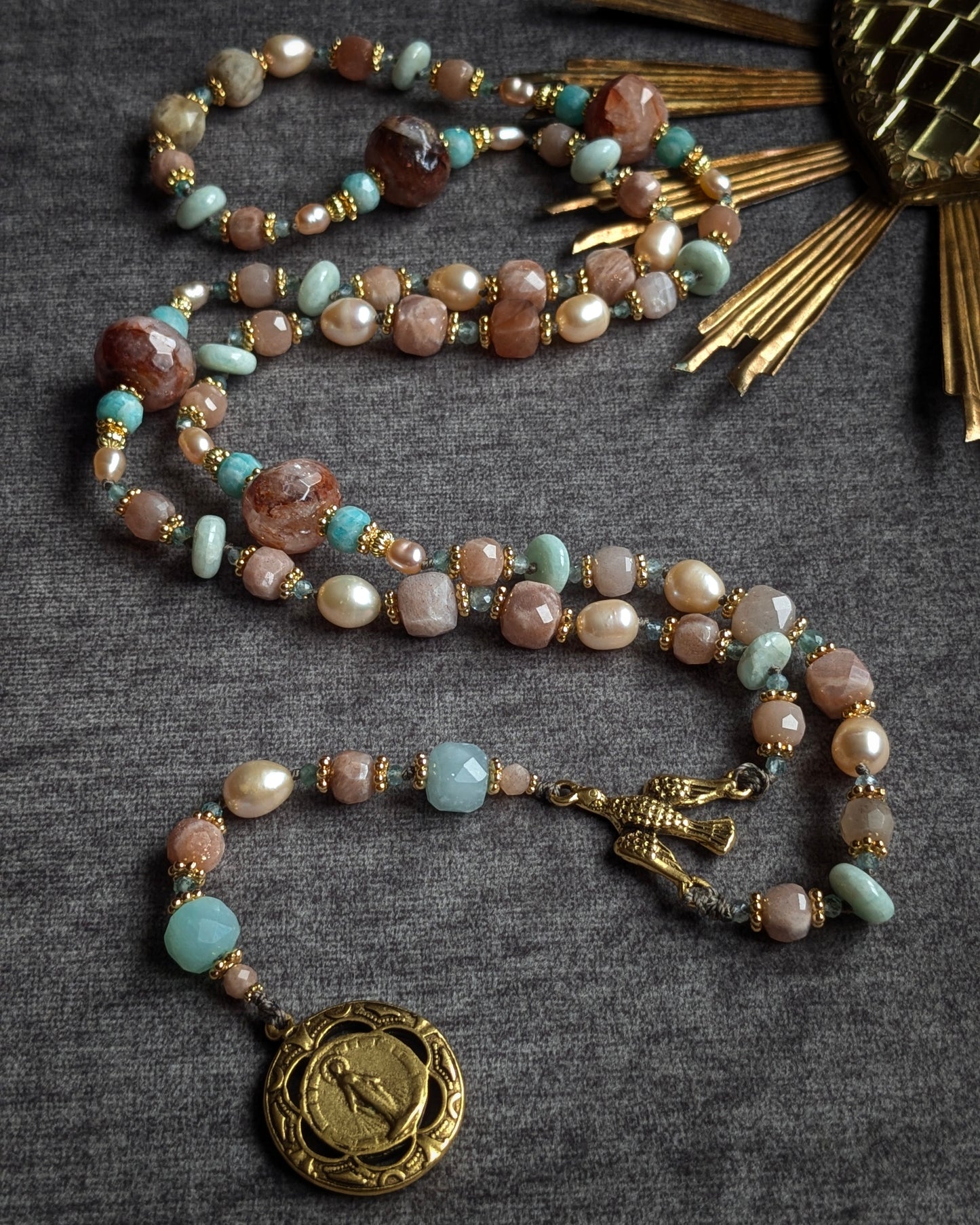 Chapelet de haute main aux énergies douces composé d'amazonite apaisante, de pierre de lune intuitive et de quartz hématoïde solaire.