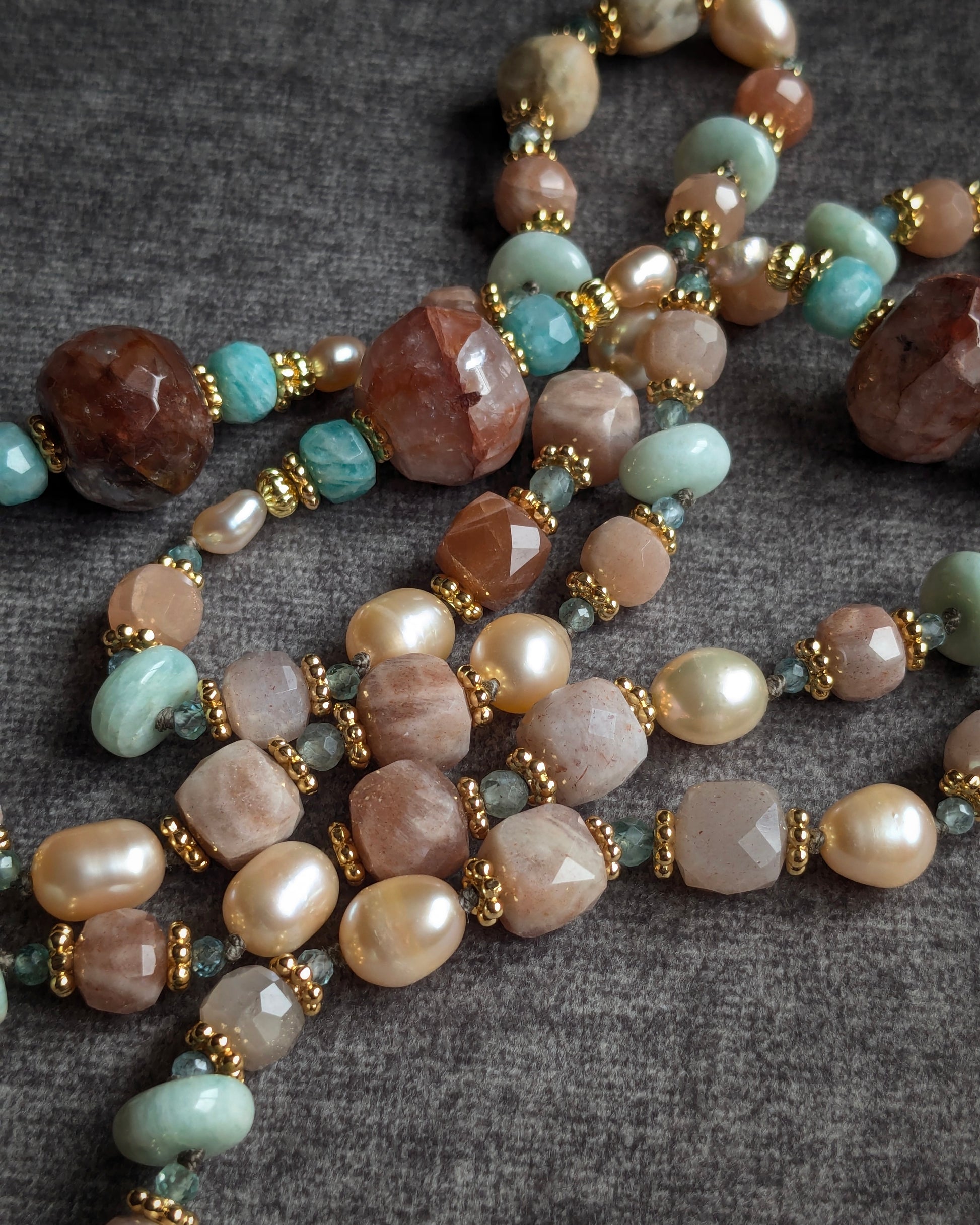 Chapelet artisanal Notre-Dame de Chartres en pierres naturelles aux tons pastel : amazonite, apatite, pierre de lune pêche et perles d'eau douce.