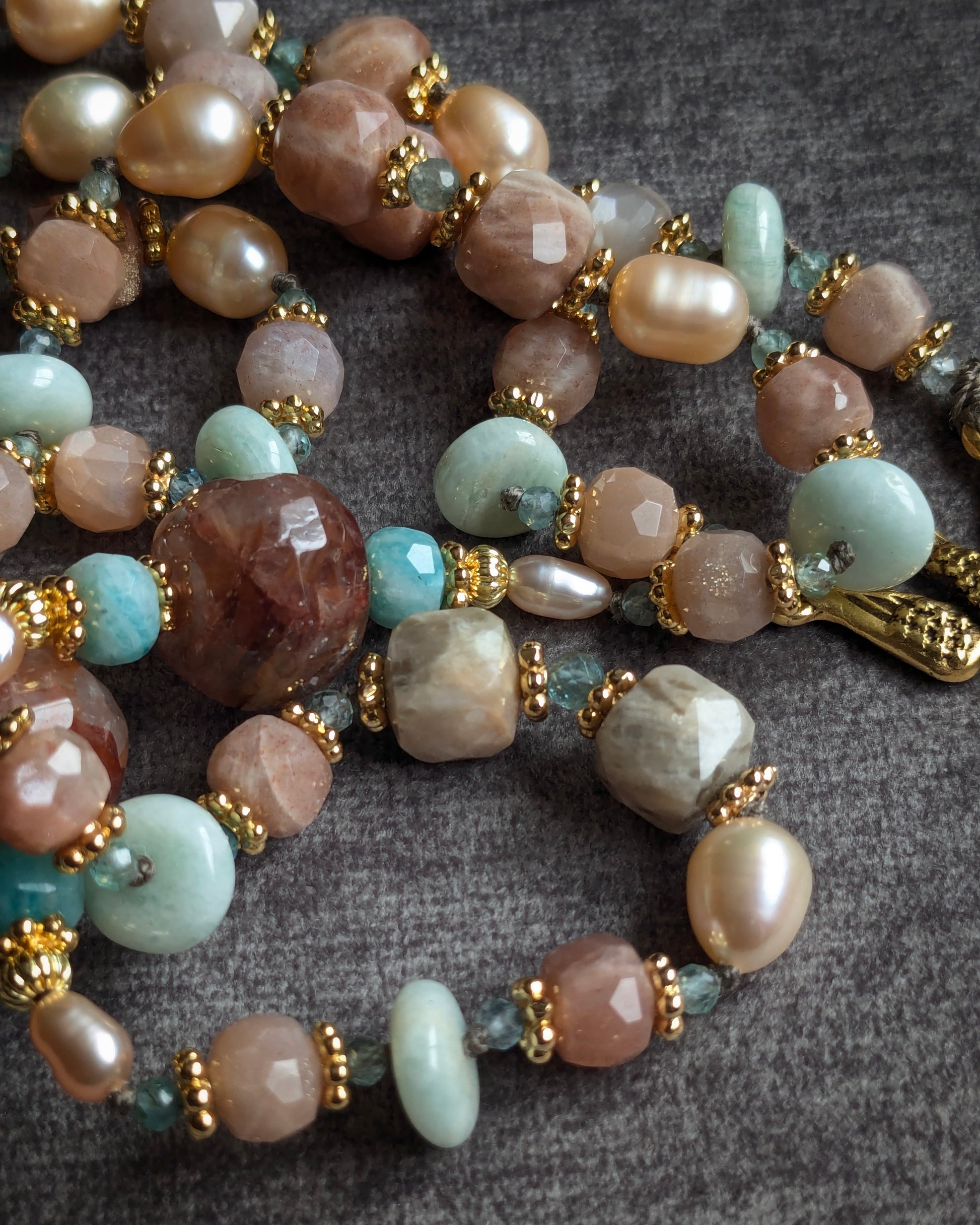 Détail des grains  noués à la main : perles d'eau douce satinées, quartz hématoïde rutilant et cornaline claire , amazonite et apatite