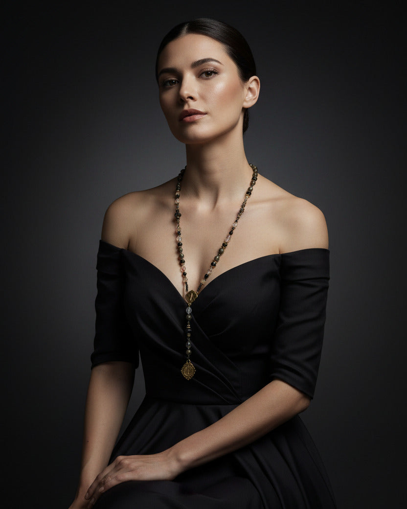 Harmonie de contrastes entre quartz de glace translucide et spinelle noir