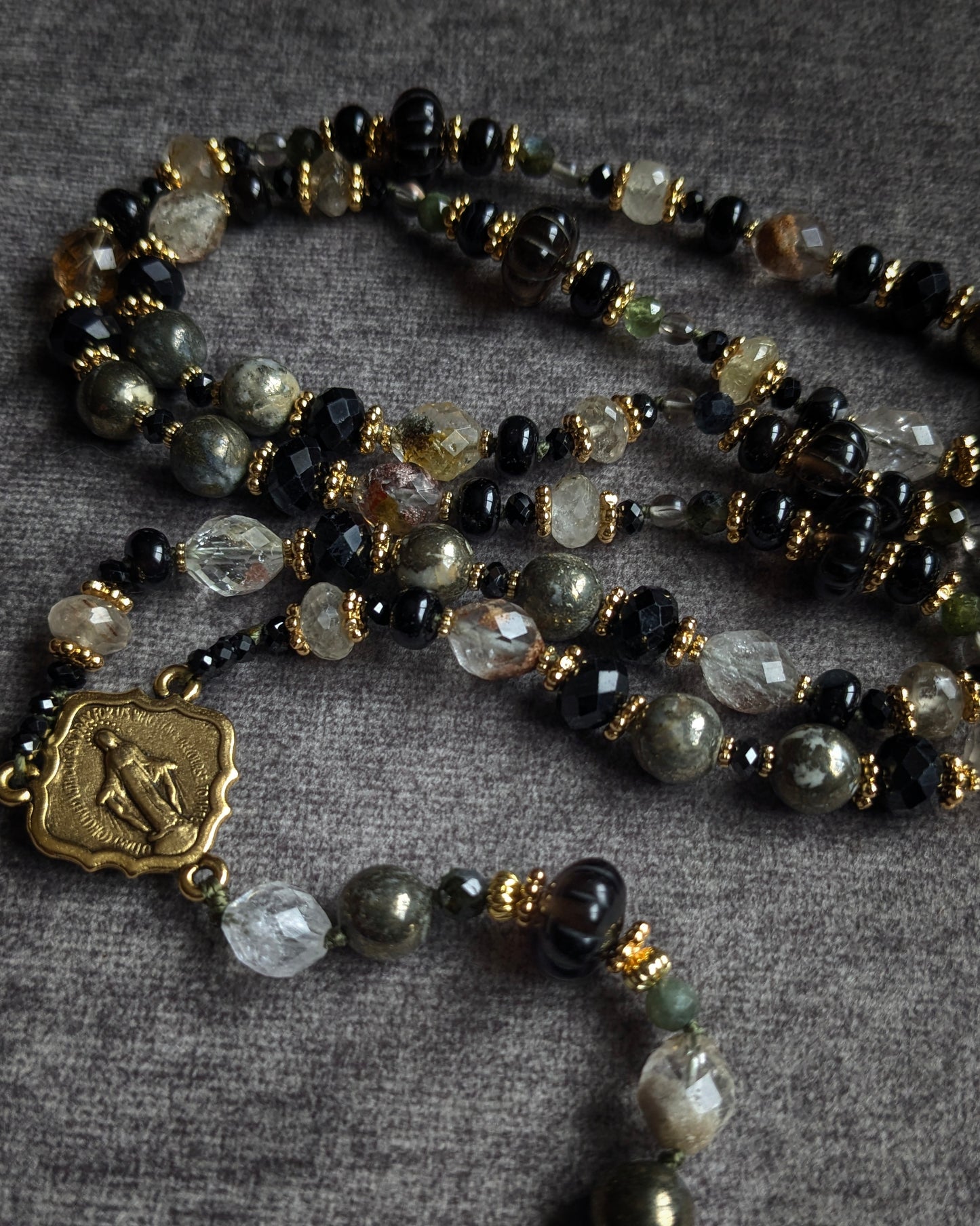 Zoom sur les grains de tourmaline verte et quartz à rutiles dorés