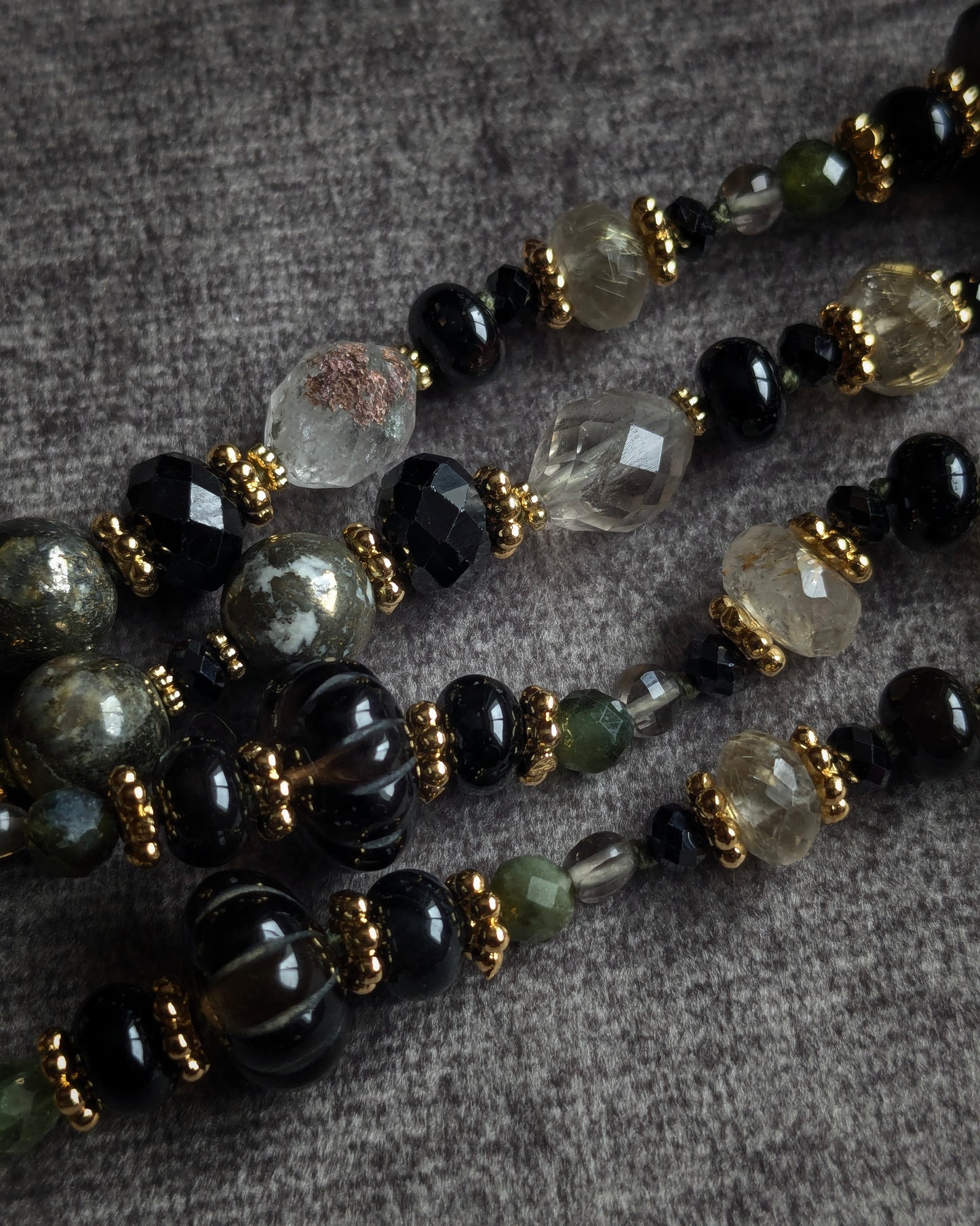 Détail du quartz fumé sculpté melon et des éclats de pyrite