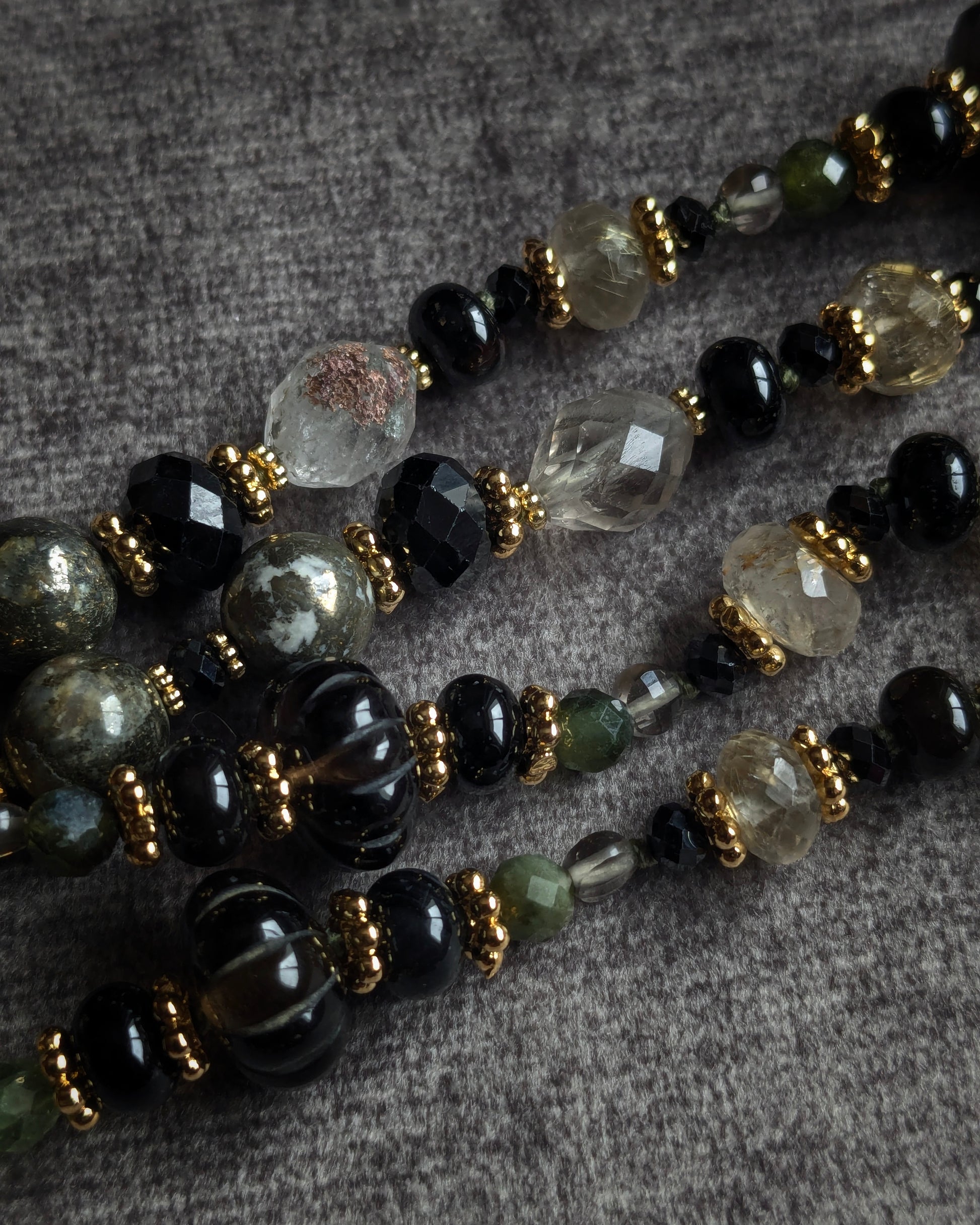 Détail du quartz fumé sculpté melon et des éclats de pyrite