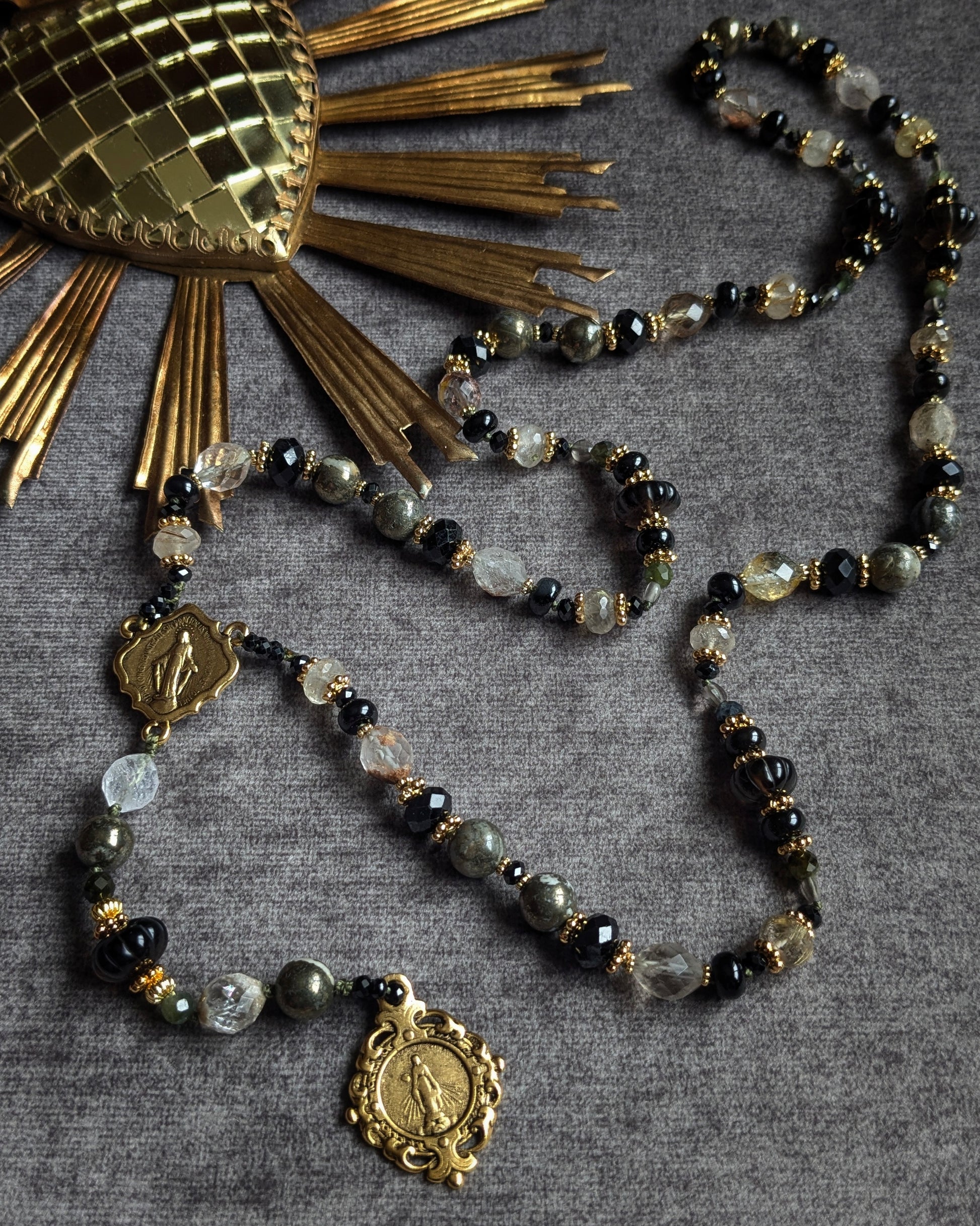 Gros plan sur les médailles artisanales en étain plaqué or 12 kt