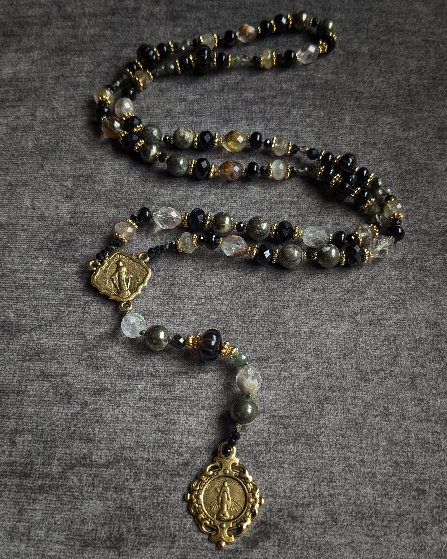 Harmonie de contrastes entre quartz de glace translucide et spinelle noir