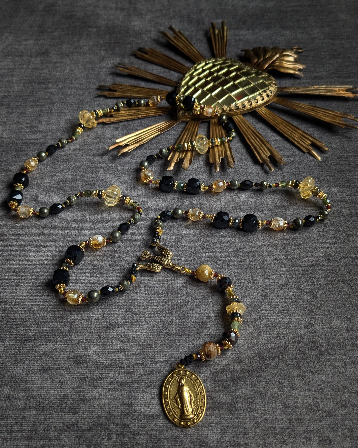 Chapelet artisanal français en obsidienne, citrine et pierres fines, finitions plaqué or 12kt et 18kt.