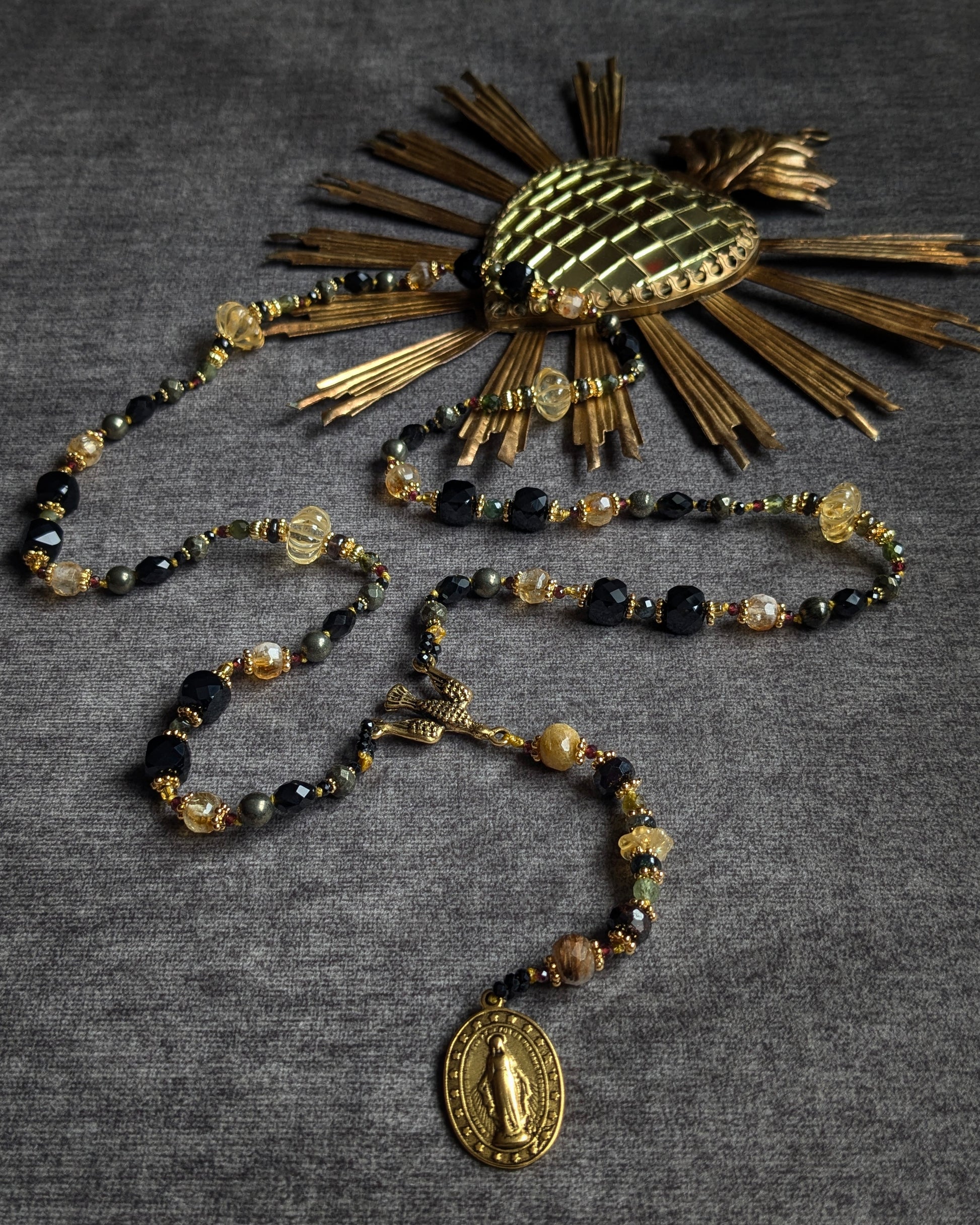 Chapelet artisanal français en obsidienne, citrine et pierres fines, finitions plaqué or 12kt et 18kt.