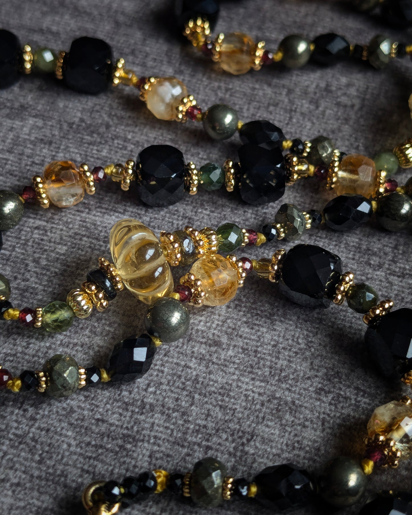 Chapelet mystique moderne mêlant géométrie des cubes d'obsidienne facettés et rondeurs organiques des citrines, tourmalines vertes et grenats.