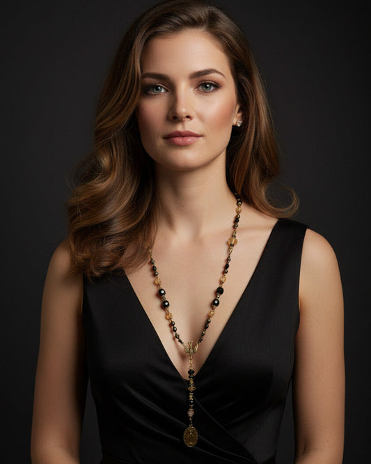 Chapelet artisanal de 74 cm en pierres naturelles : cubes d'obsidienne noire, citrine jaune et quartz rutiles dorés avec médailles en étain plaqué or.