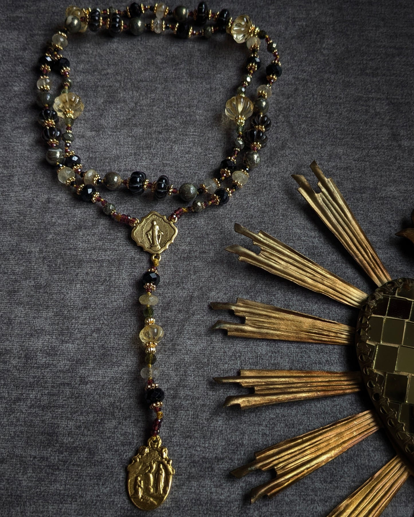 Composition minérale de citrines et quartz fumé sculptés en forme de melon avec finitions en laiton plaqué or 18kt.