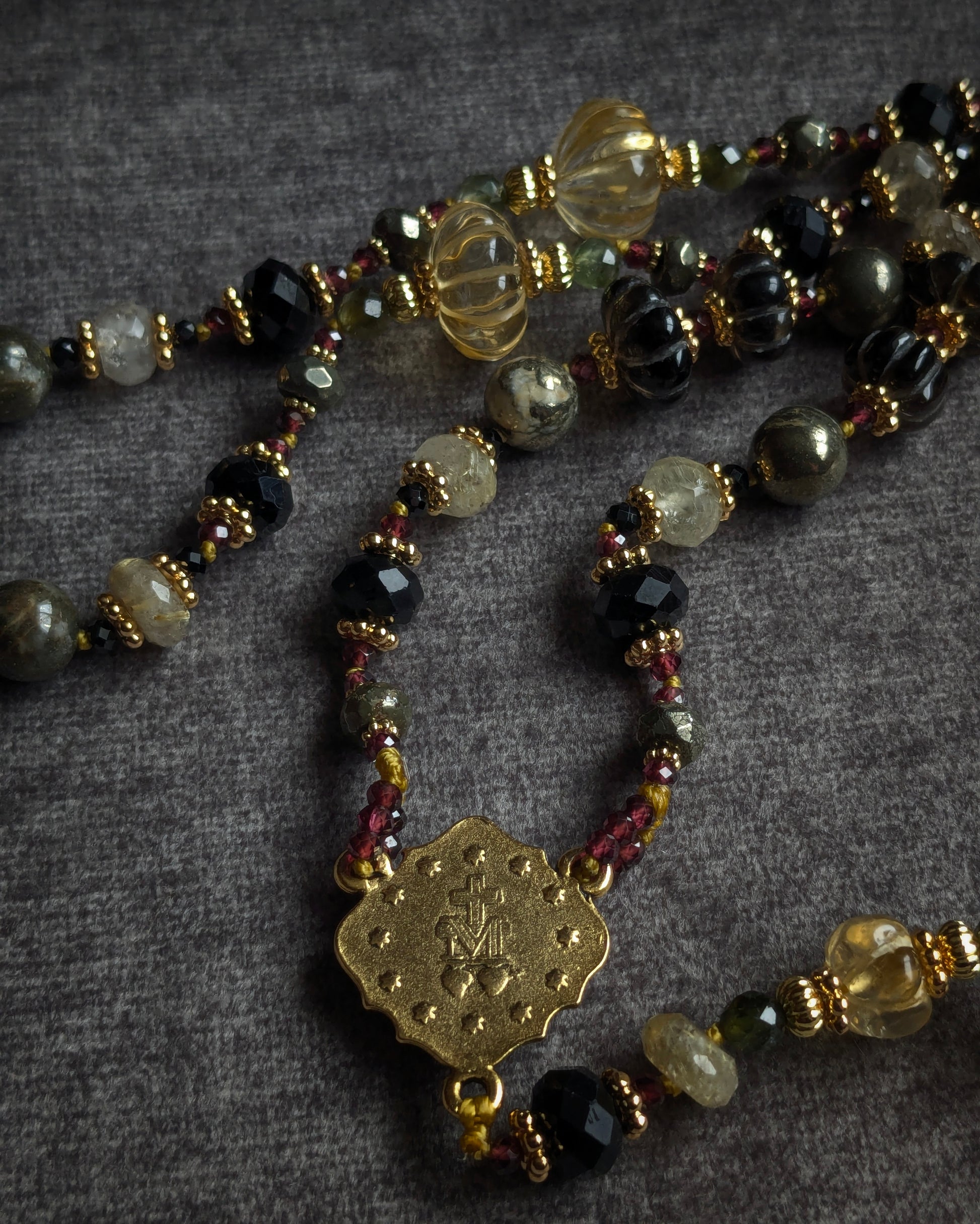 Chapelet mystique avec pendentif de 13 cm et médailles artisanales patinées évoquant les objets de piété anciens.