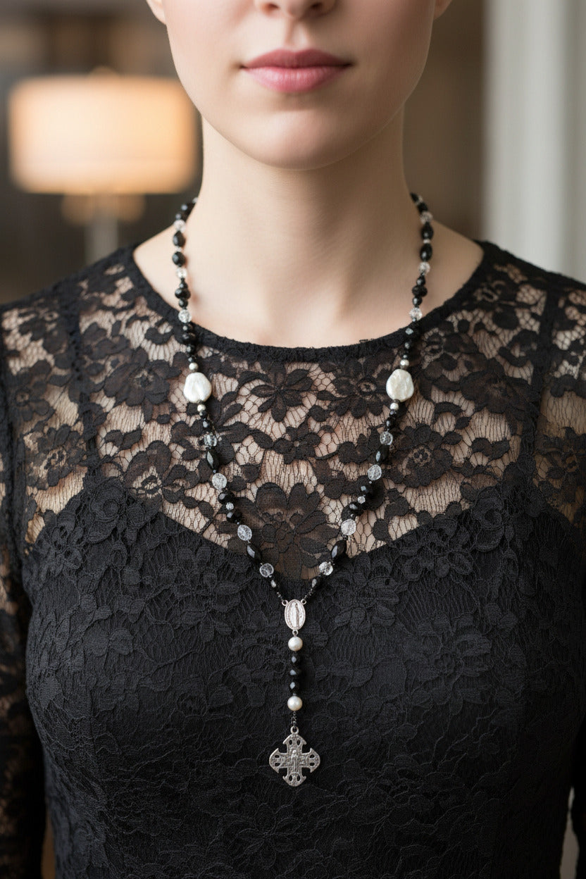 Chapelet Clair-obscur Mudra porté long, en onyx et perles d’eau douce