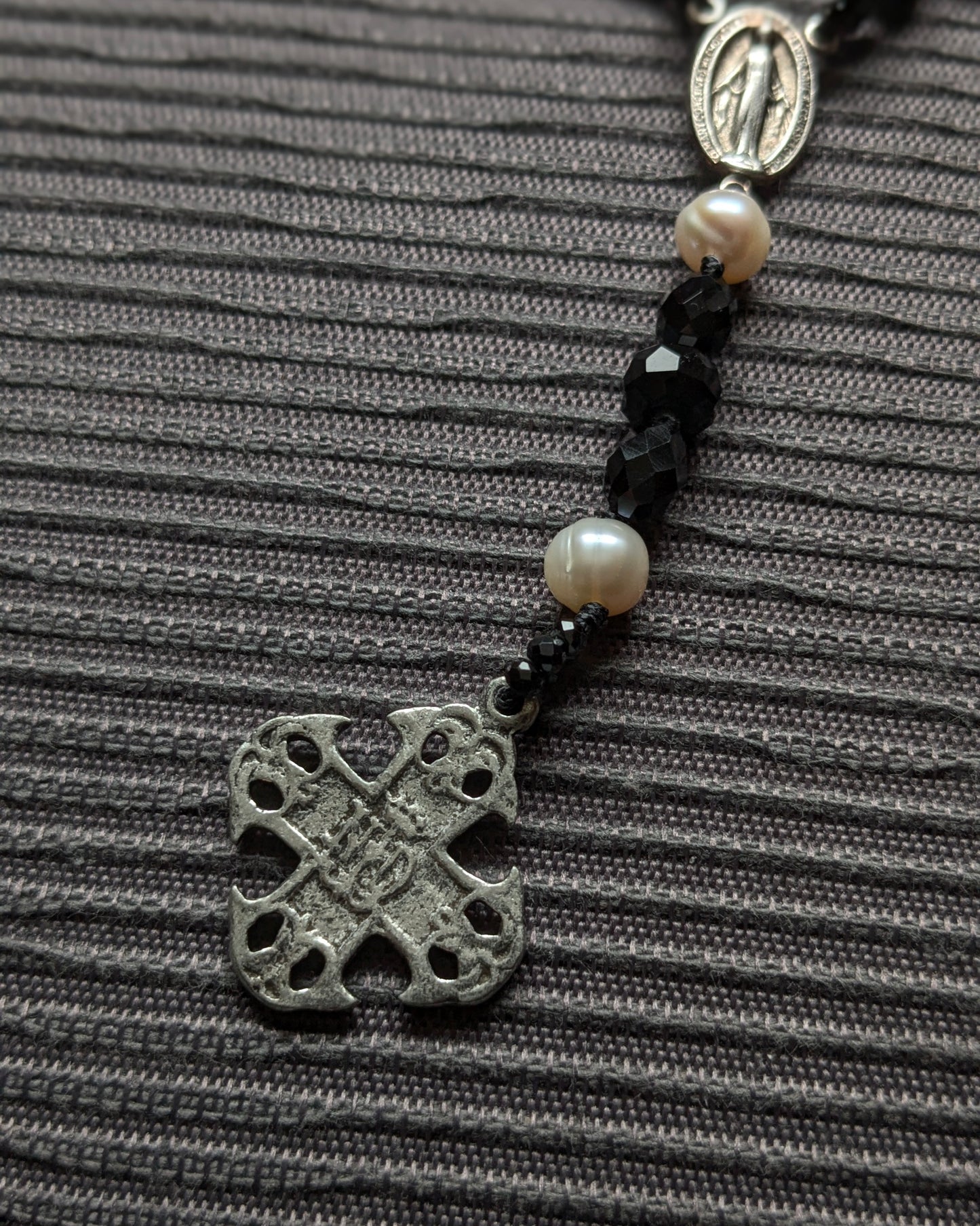 verso Médaille en étain du chapelet Clair-obscur Mudra