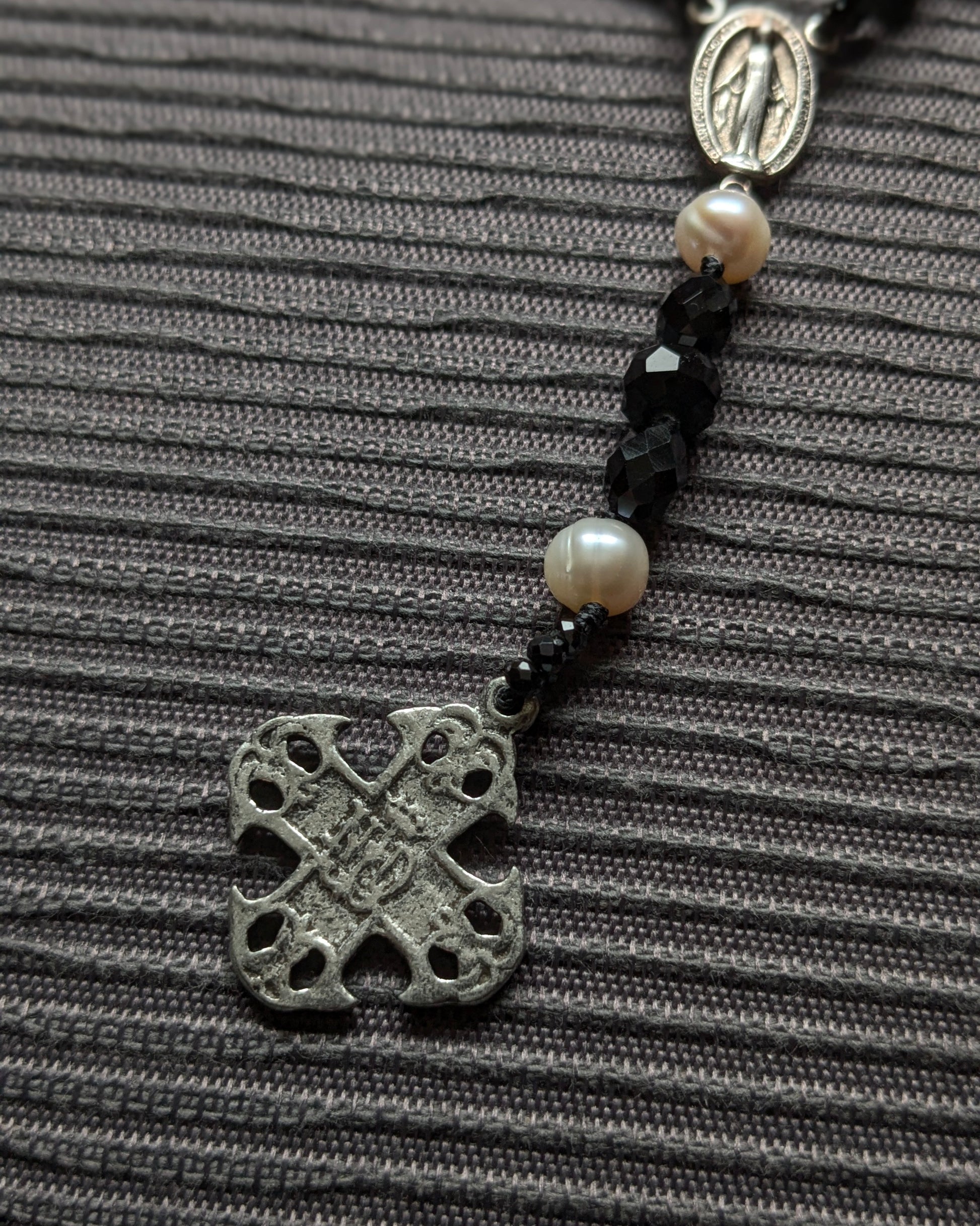 verso Médaille en étain du chapelet Clair-obscur Mudra