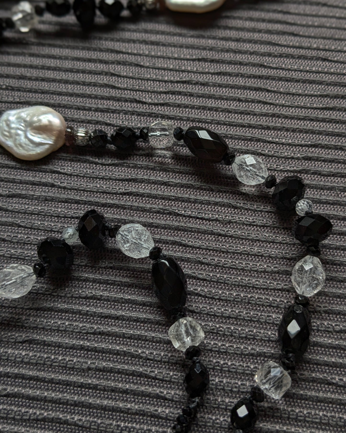 Détail des perles d’onyx et d’obsidienne du chapelet Clair-obscur