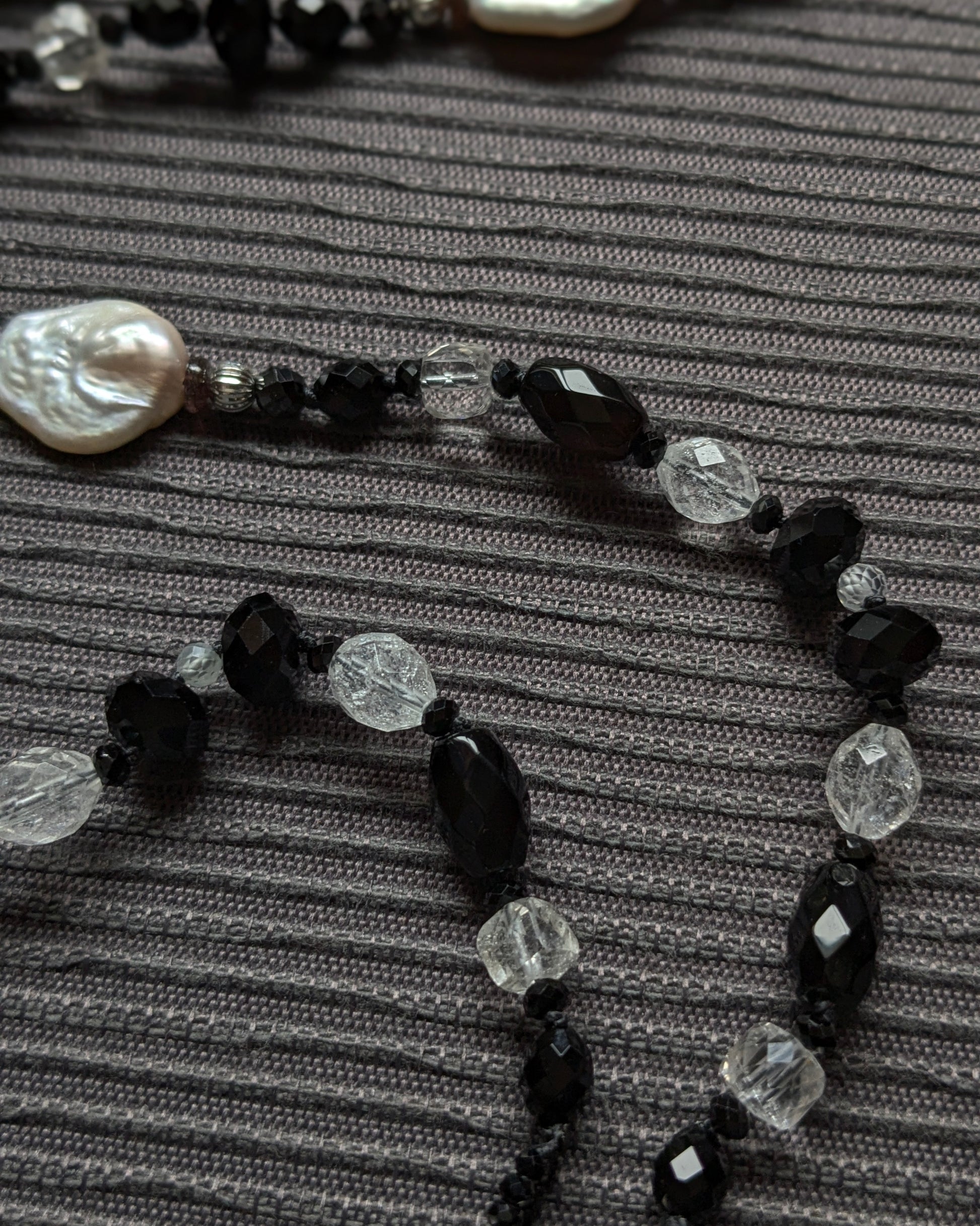 Détail des perles d’onyx et d’obsidienne du chapelet Clair-obscur