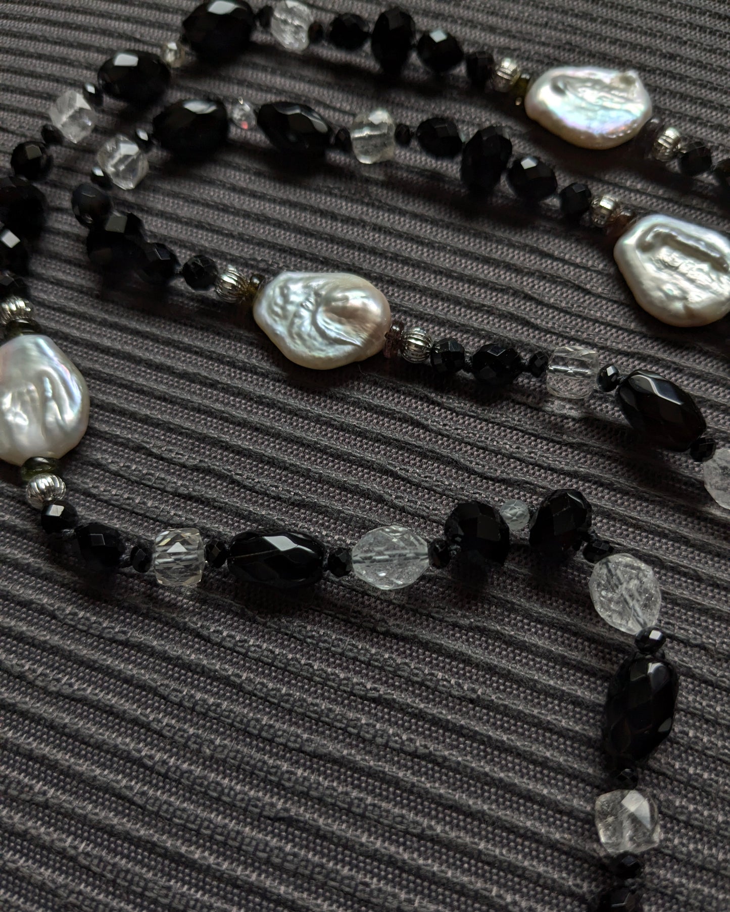 Chapelet Clair-obscur Mudra enroulé, perles d’onyx et perles d’eau douce