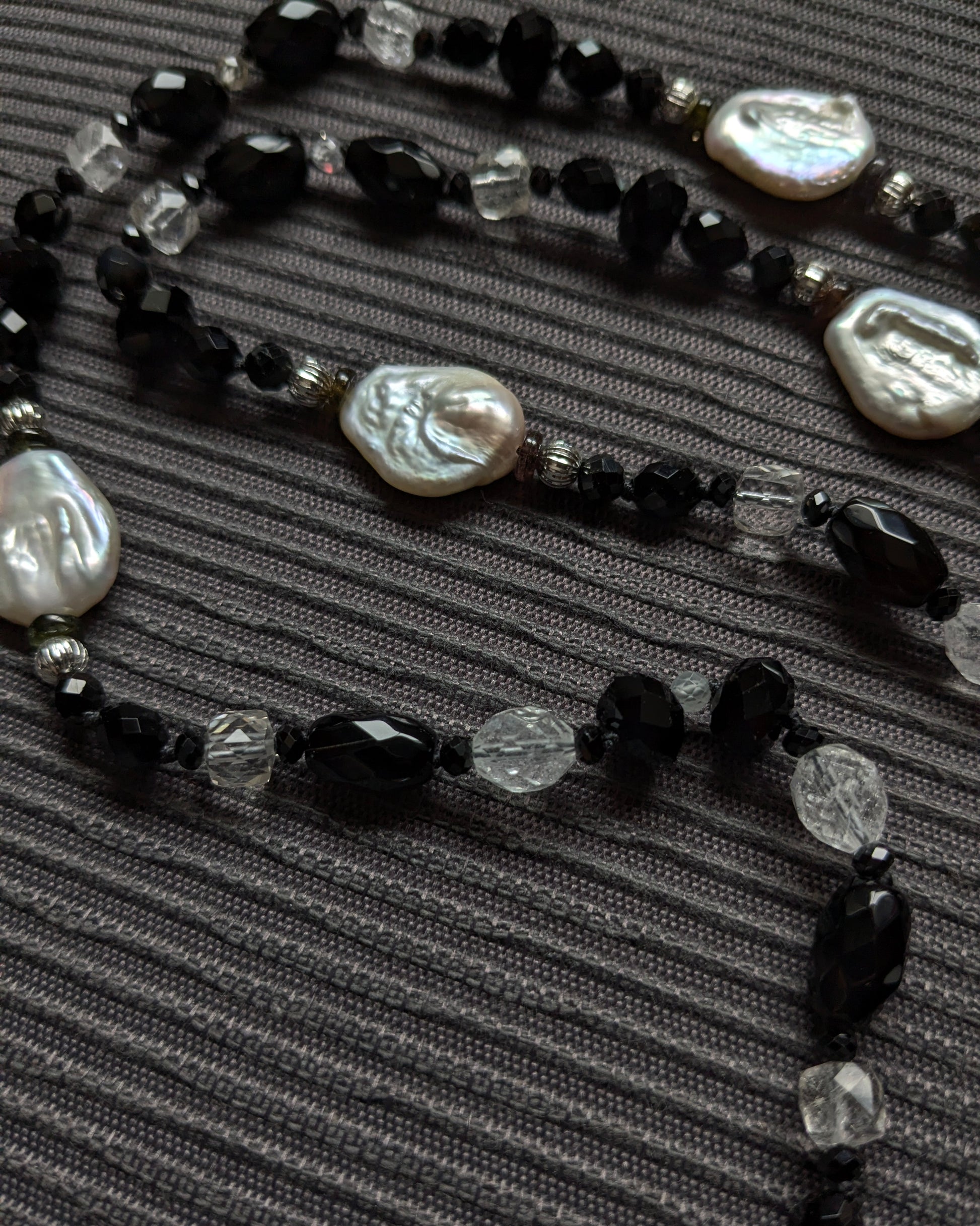 Chapelet Clair-obscur Mudra enroulé, perles d’onyx et perles d’eau douce