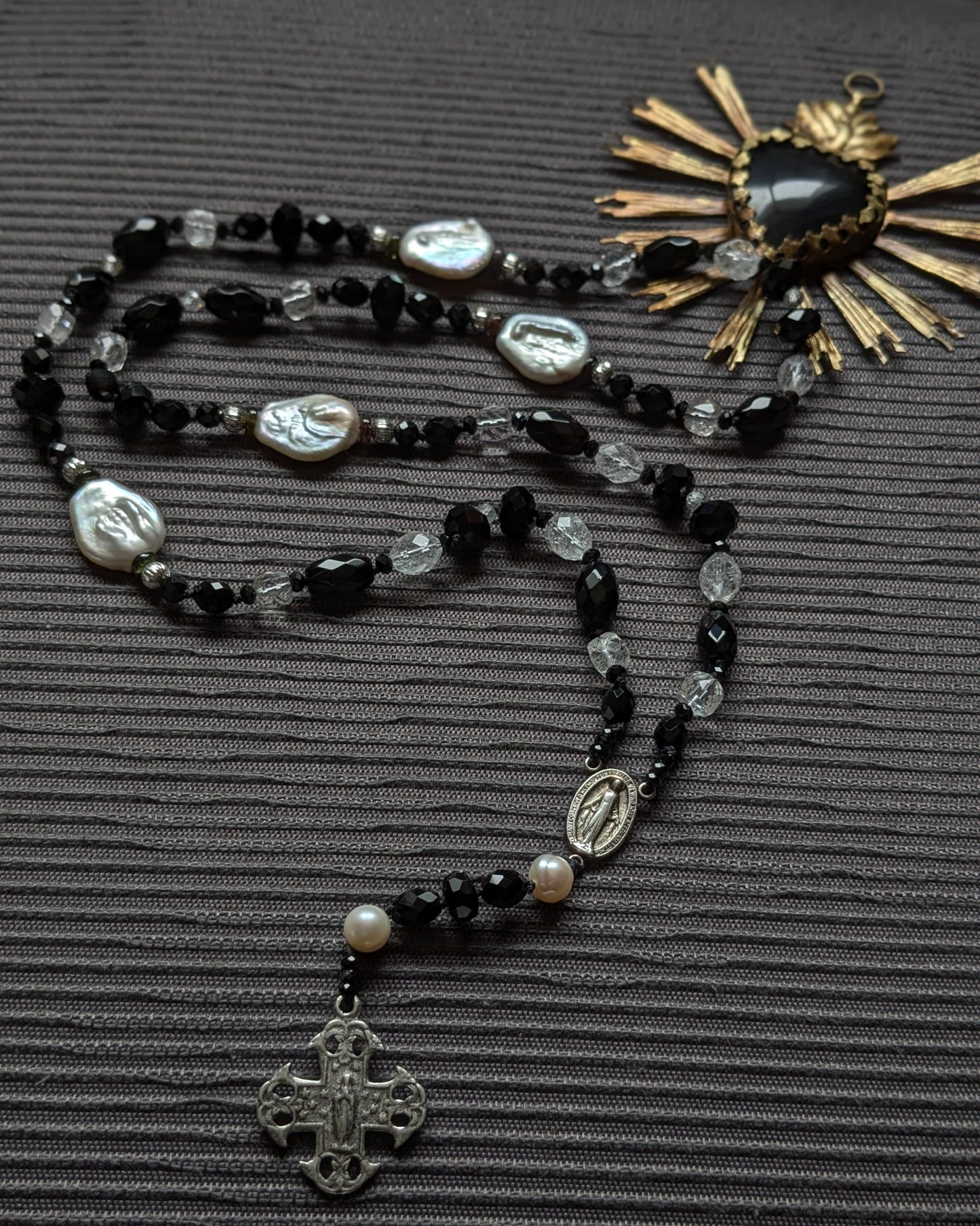 Composition complète du chapelet Clair-obscur Mudra, pièce unique