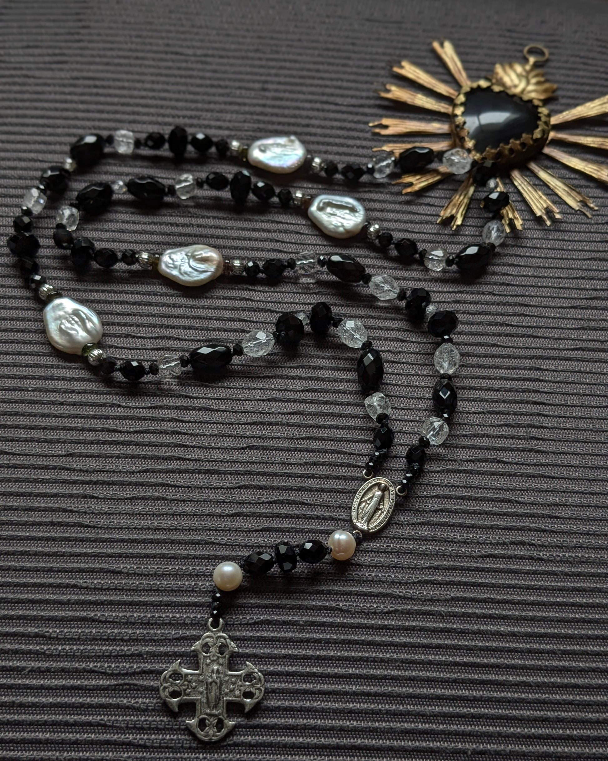 Composition complète du chapelet Clair-obscur Mudra, pièce unique