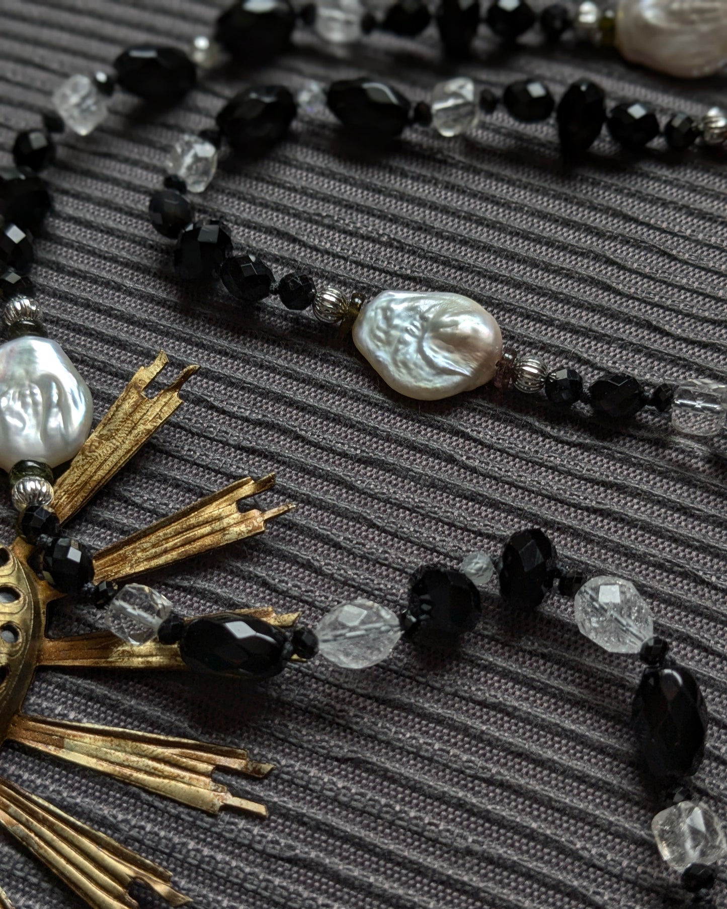 Détail des perles d’eau douce baroques du chapelet Clair-obscur