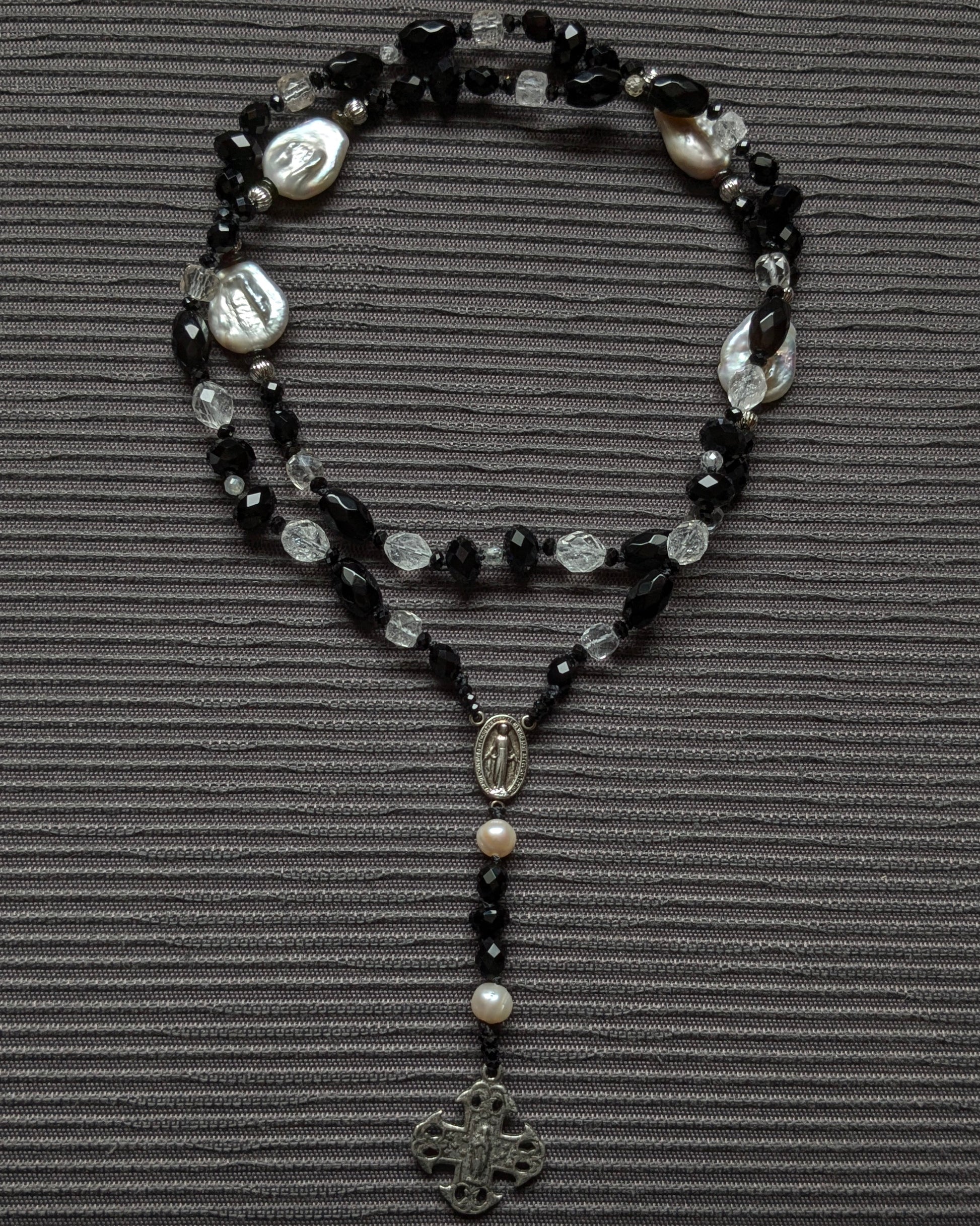 Chapelet Clair-obscur Mudra enroulé, perles d’onyx et perles d’eau douce