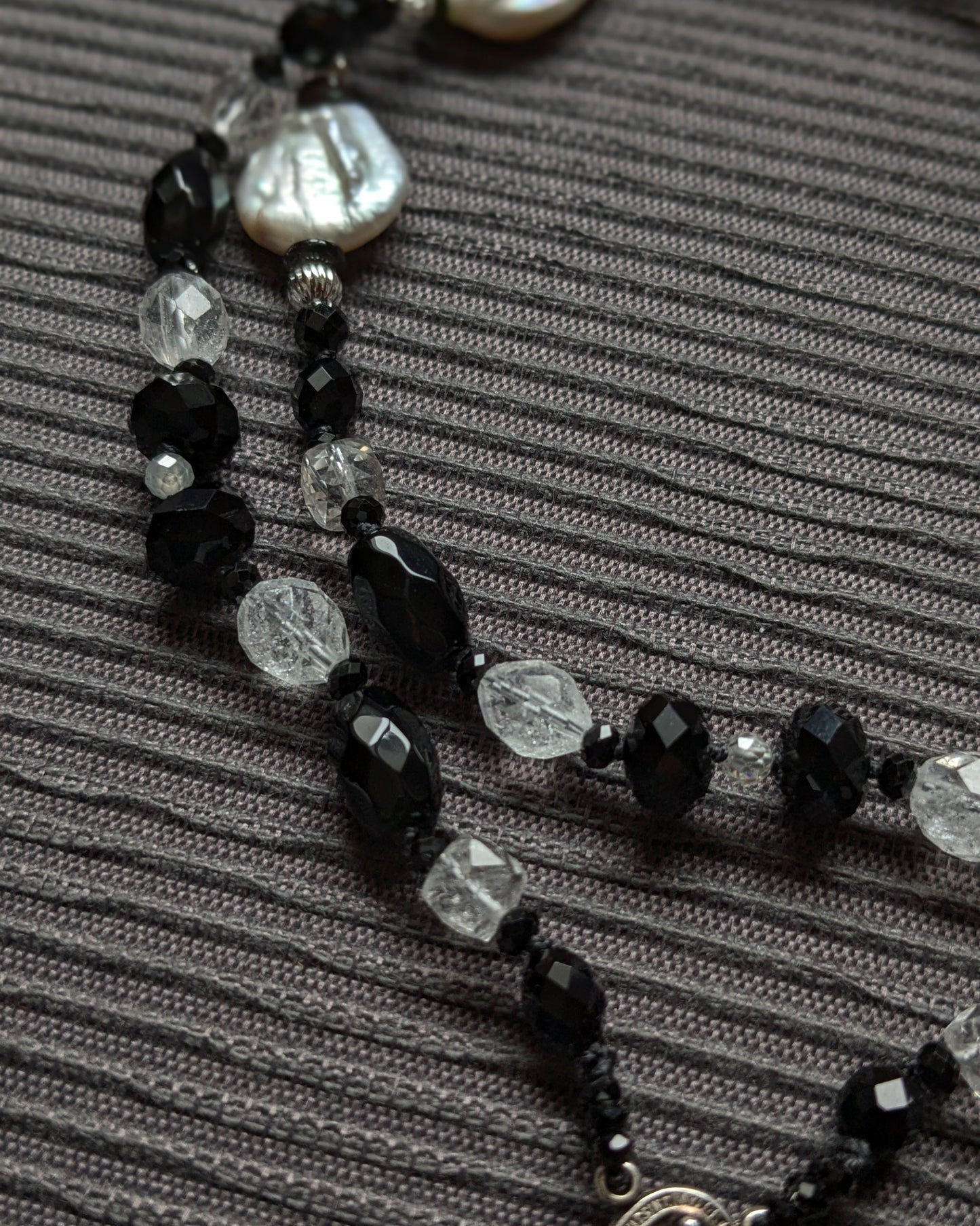 Cristal de roche facetté sur le chapelet Clair-obscur Mudra