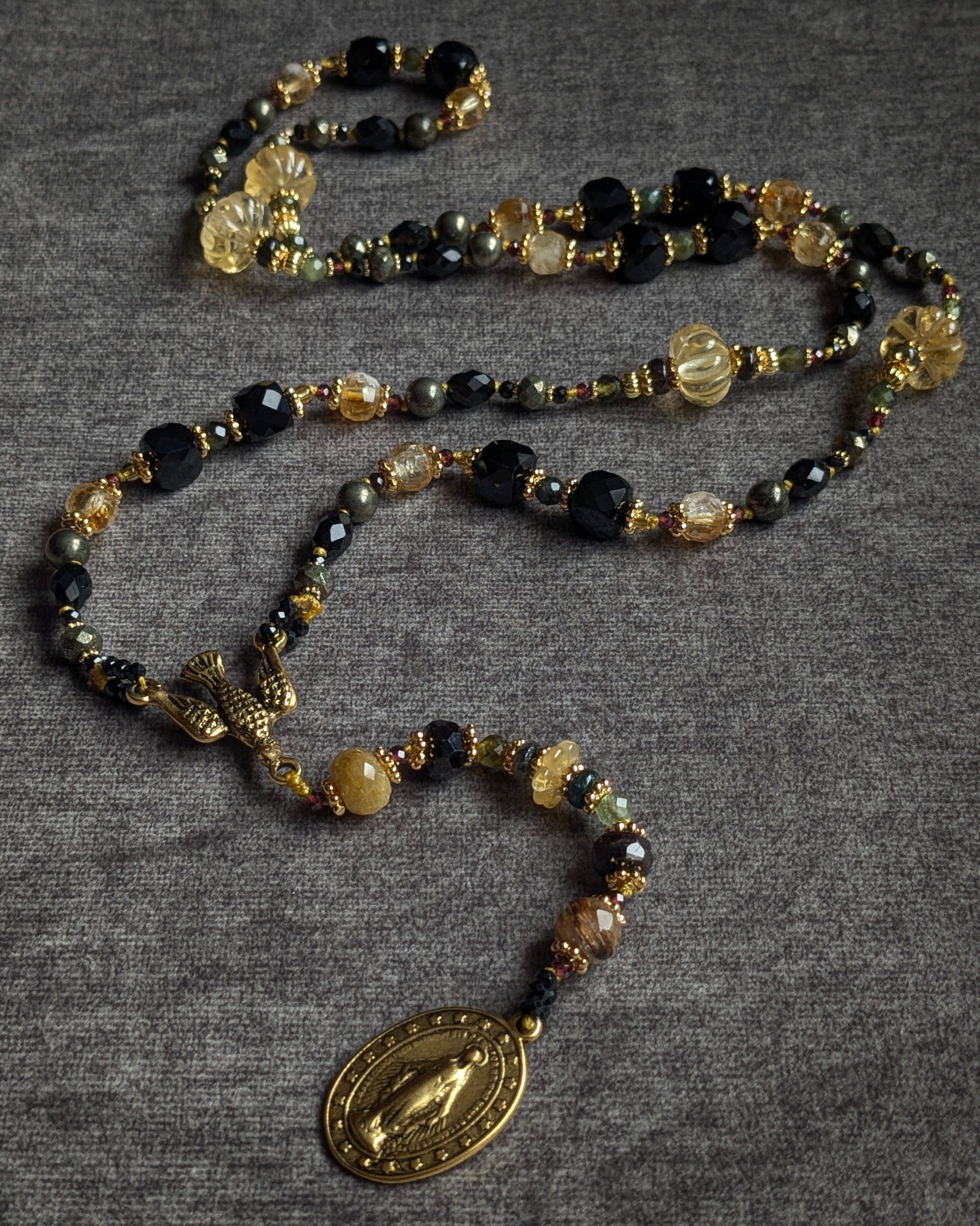 Bijou spirituel unique mettant en scène l'éclat solaire des citrines sculptées contrastant avec la rigueur des cubes d'obsidienne noire.