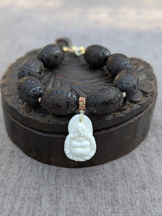 Bracelet Chenrezi Mudra, perles en santal noir gravées du mantra Om Mani Padme Hum avec pendentif Budai en coquillage blanc