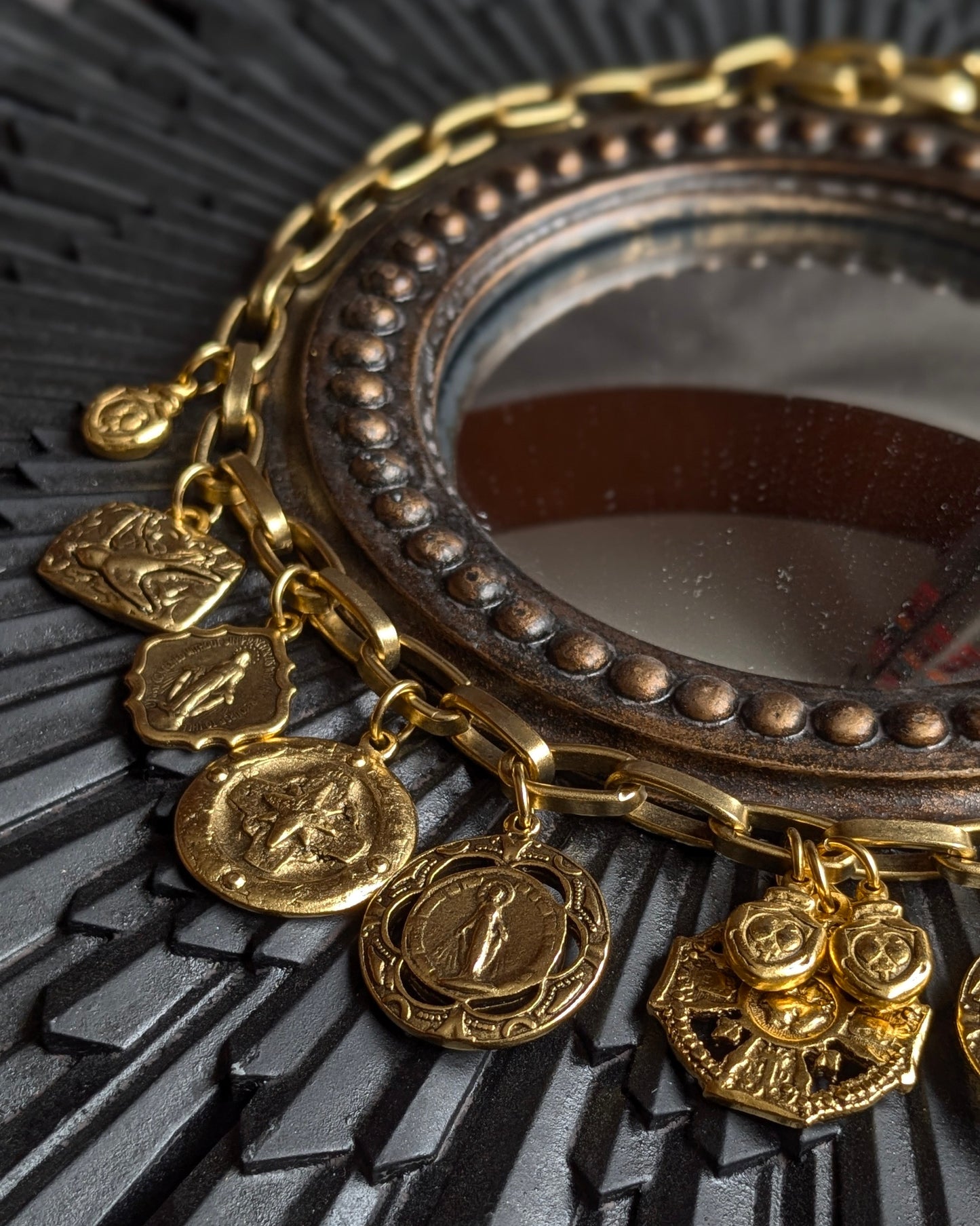 Collier baroque moderne Miracolo Oh My God : médailles sacrées pressées de manière artisanale, style maximaliste et protection spirituelle, design Mudra.