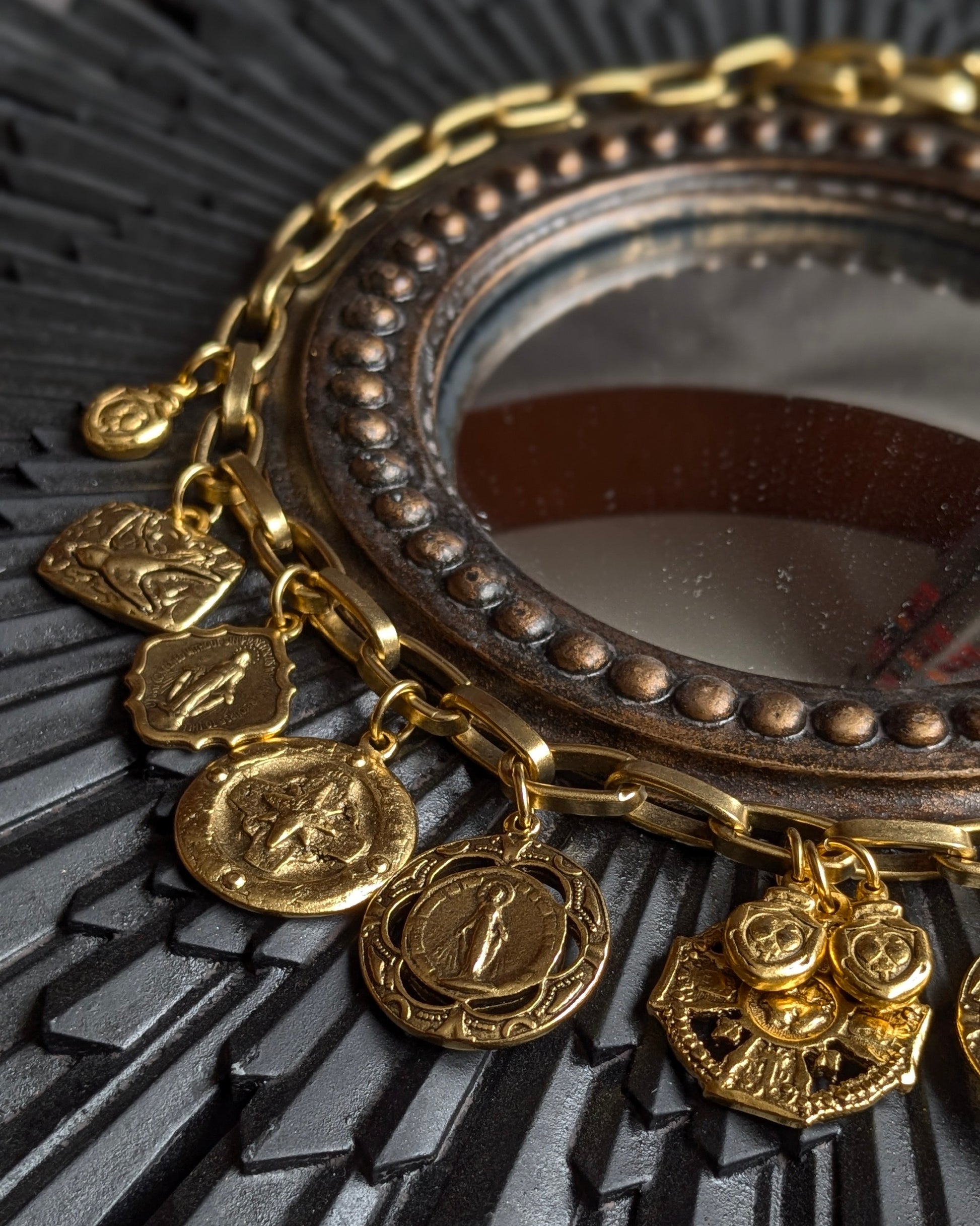 Collier baroque moderne Miracolo Oh My God : médailles sacrées pressées de manière artisanale, style maximaliste et protection spirituelle, design Mudra.