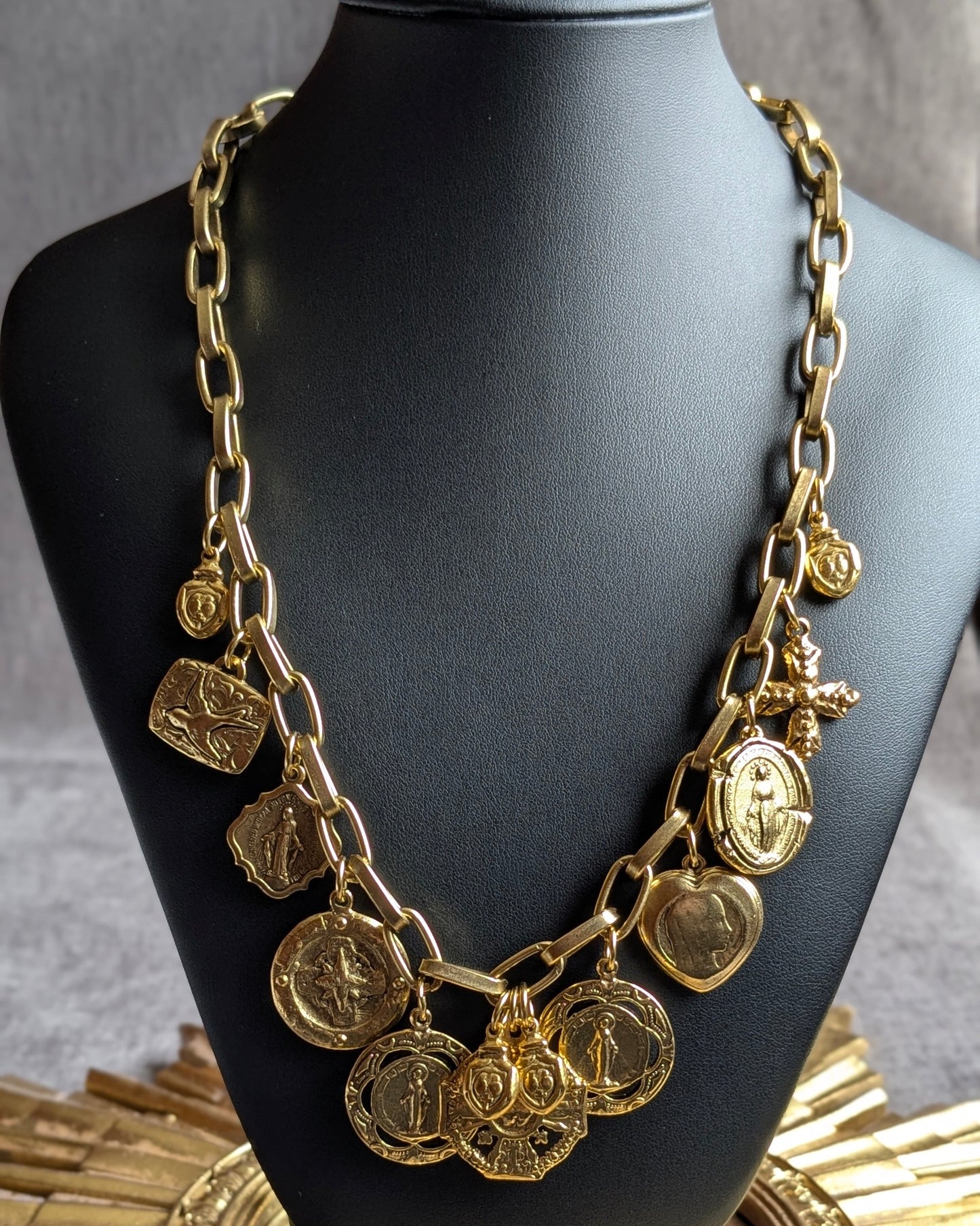 Collier de protection Miracolo : talismans de la Vierge Marie, du Sacré-Cœur et croix dorée sur chaîne de caractère, collection Oh My God.
