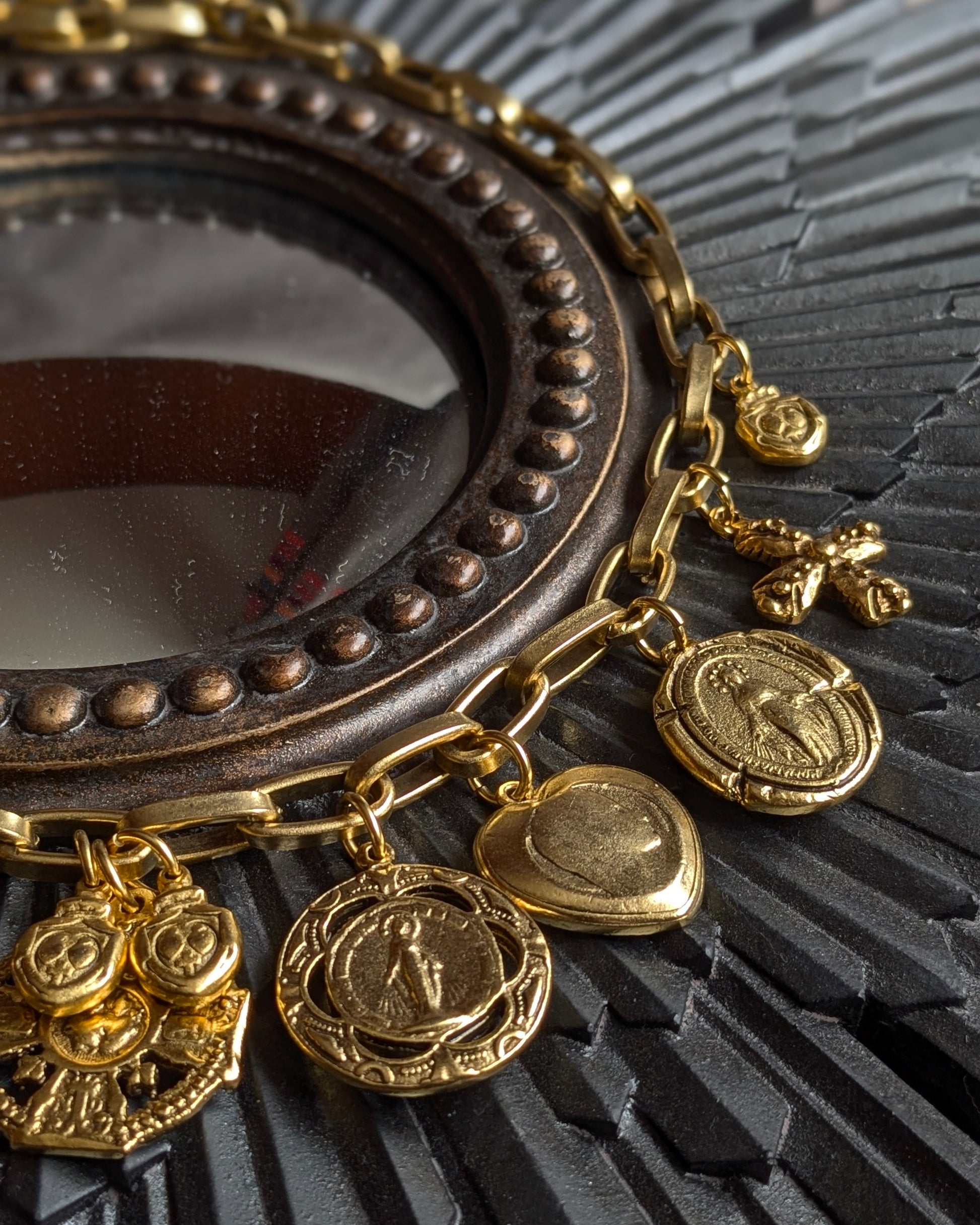 Bijou de créateur Mudra : collier Miracolo façonné en petite manufacture, médailles en étain plaqué or 12kt inspirées de l'iconographie ancienne.