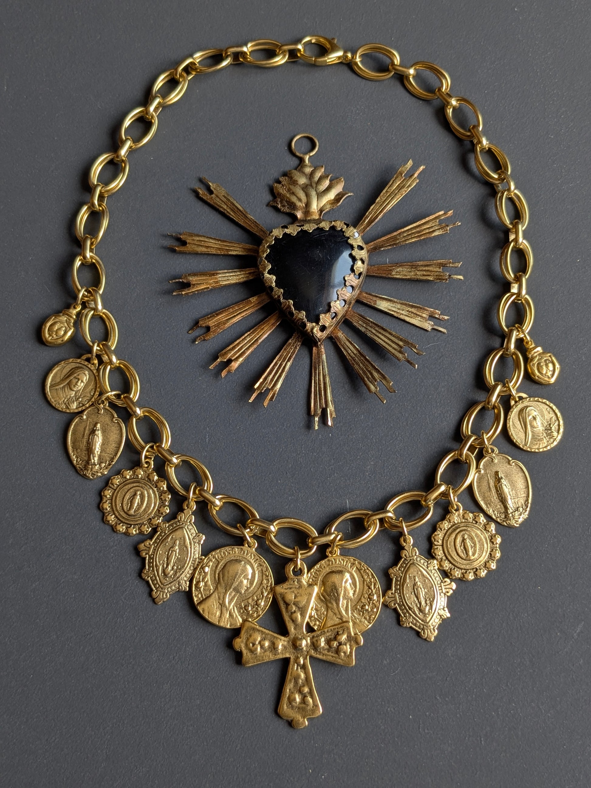 Collier Croce par Mudra, croix XL texturée au cœur d'une accumulation chunky et baroque, pièce unique.
