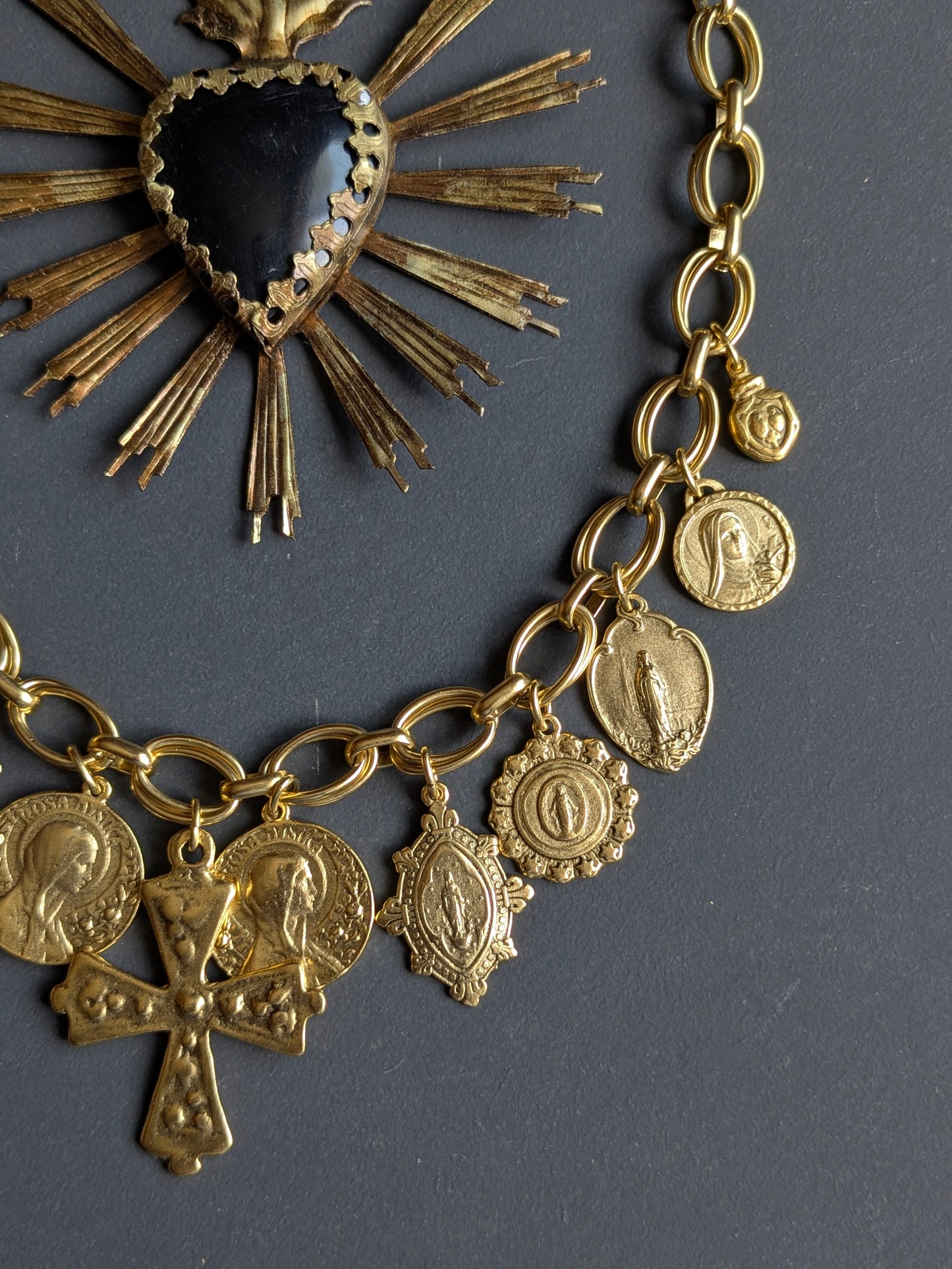 Collier Croce, six Médailles Miraculeuses et Milagros, collection Oh My God.
